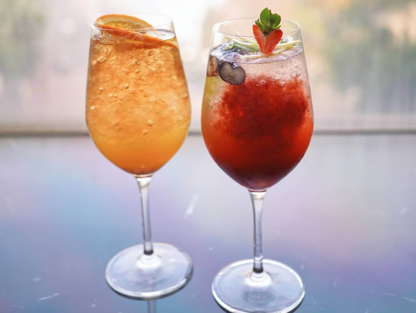 兩款冰凍特飲分別是Chamomile Garden(左)及Strawberry Fever(右)。