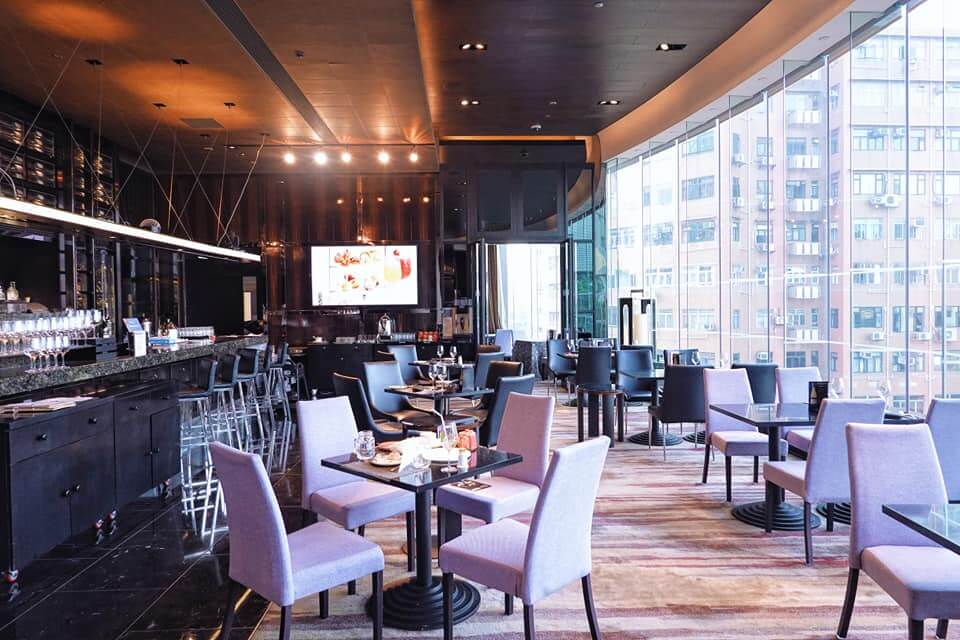 Lion Rock最大賣點是有一半空間是落地大窗,環境很開揚。