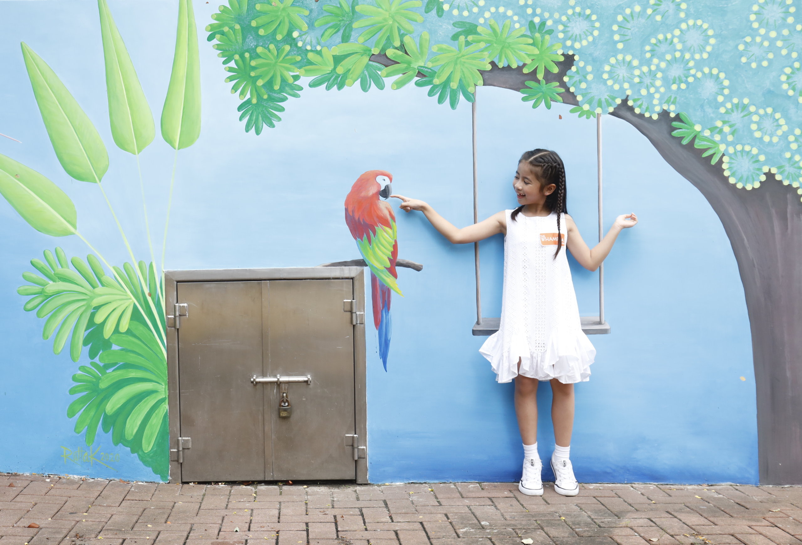 靠在「鞦韆」壁畫上,拍出來的效果超夢幻。