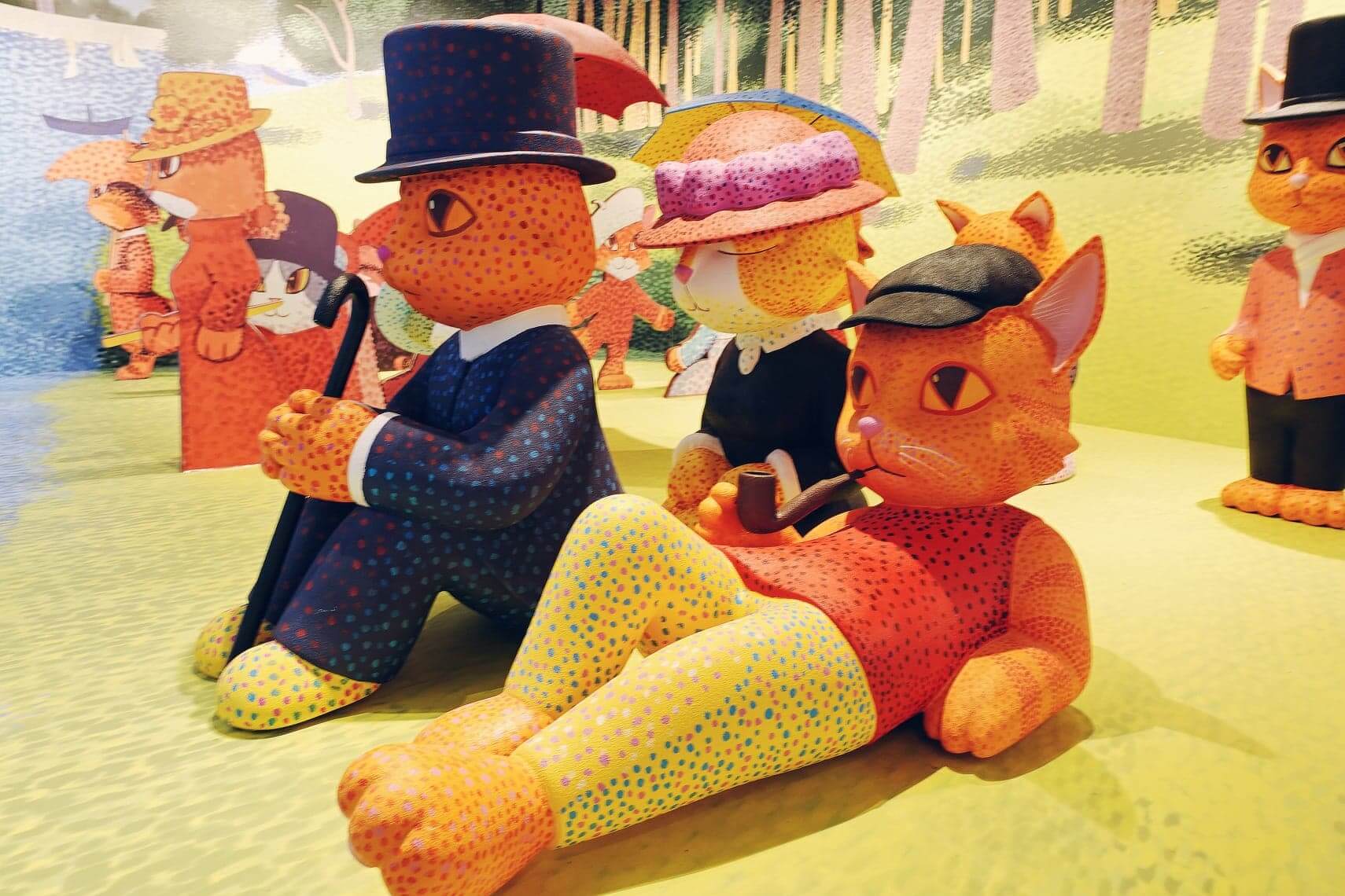 在「大碗島」草地上 ,跟喵們一起眺望塞納河美景,「藝」裝 一趟法國之旅。