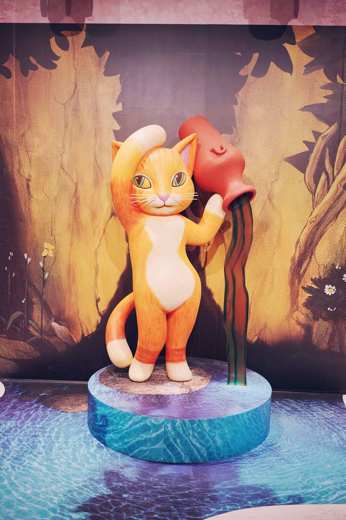 站在《貓之泉》旁,少女貓彷彿會把泉水潑到自己!