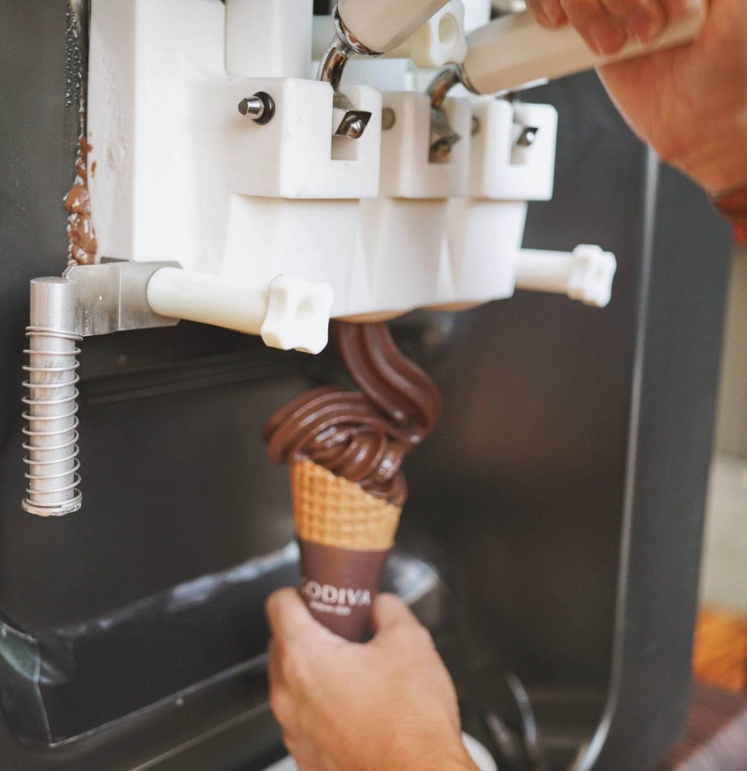 雪糕機可任唧GODIVA朱古力軟雪糕！