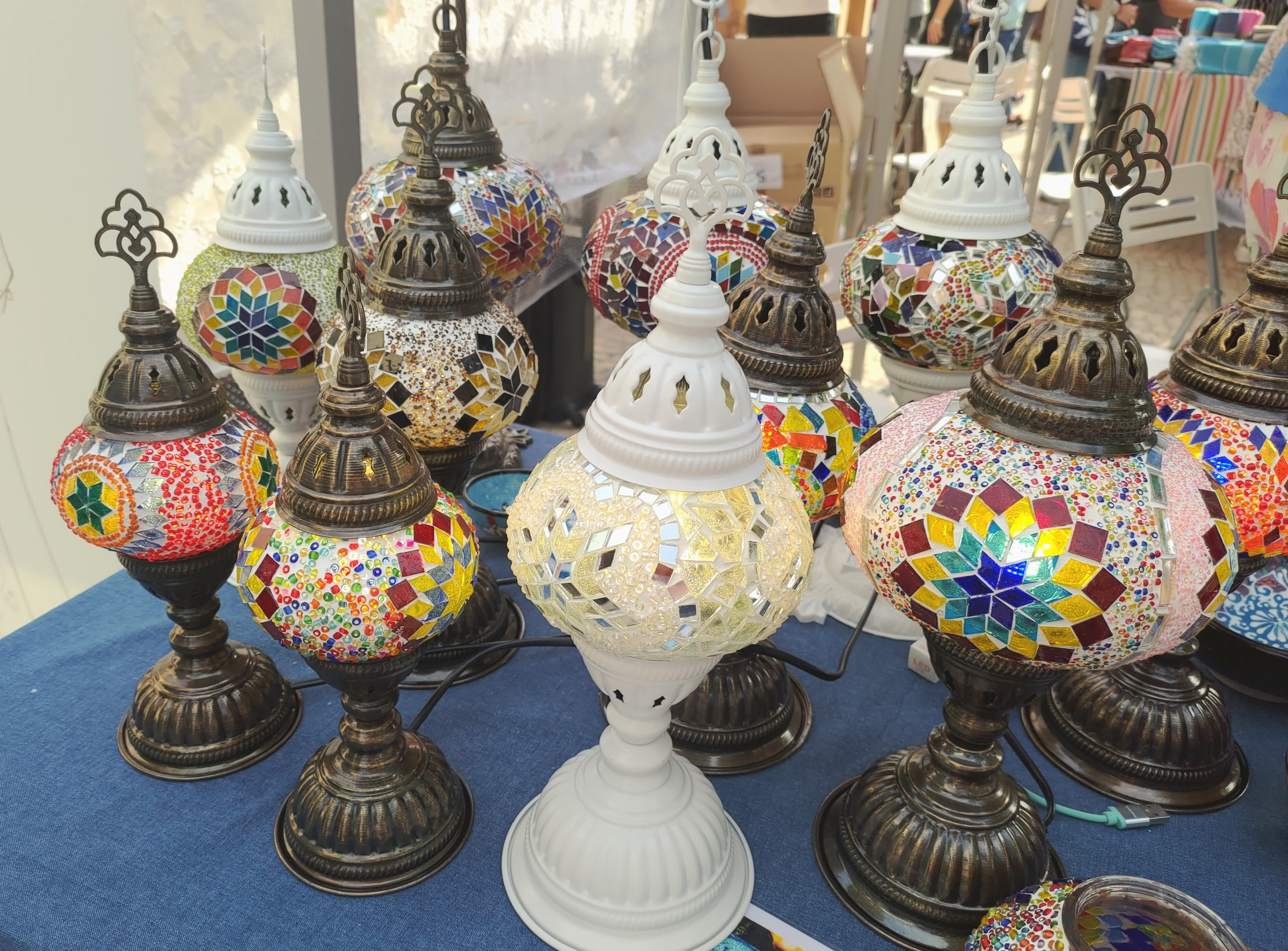 市集產品非常多元化，還有特色的土耳其燈！