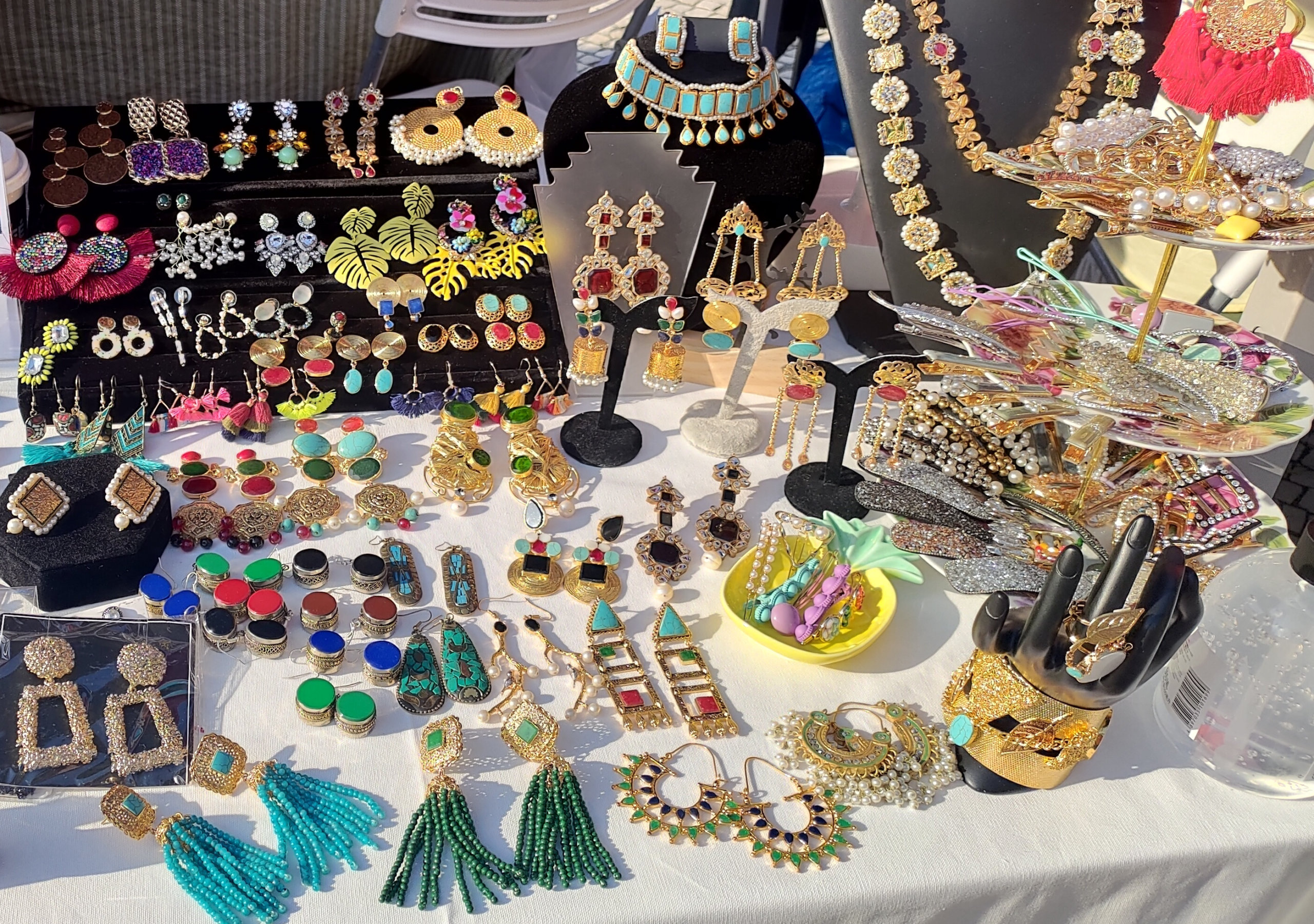 市集雲集手作達人的精緻之作，大部分款式獨一無二。