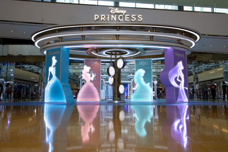 太古城中心中庭將會見到四位迪士尼公主的巨型漂亮剪影裝置，是必來的打卡亮點！