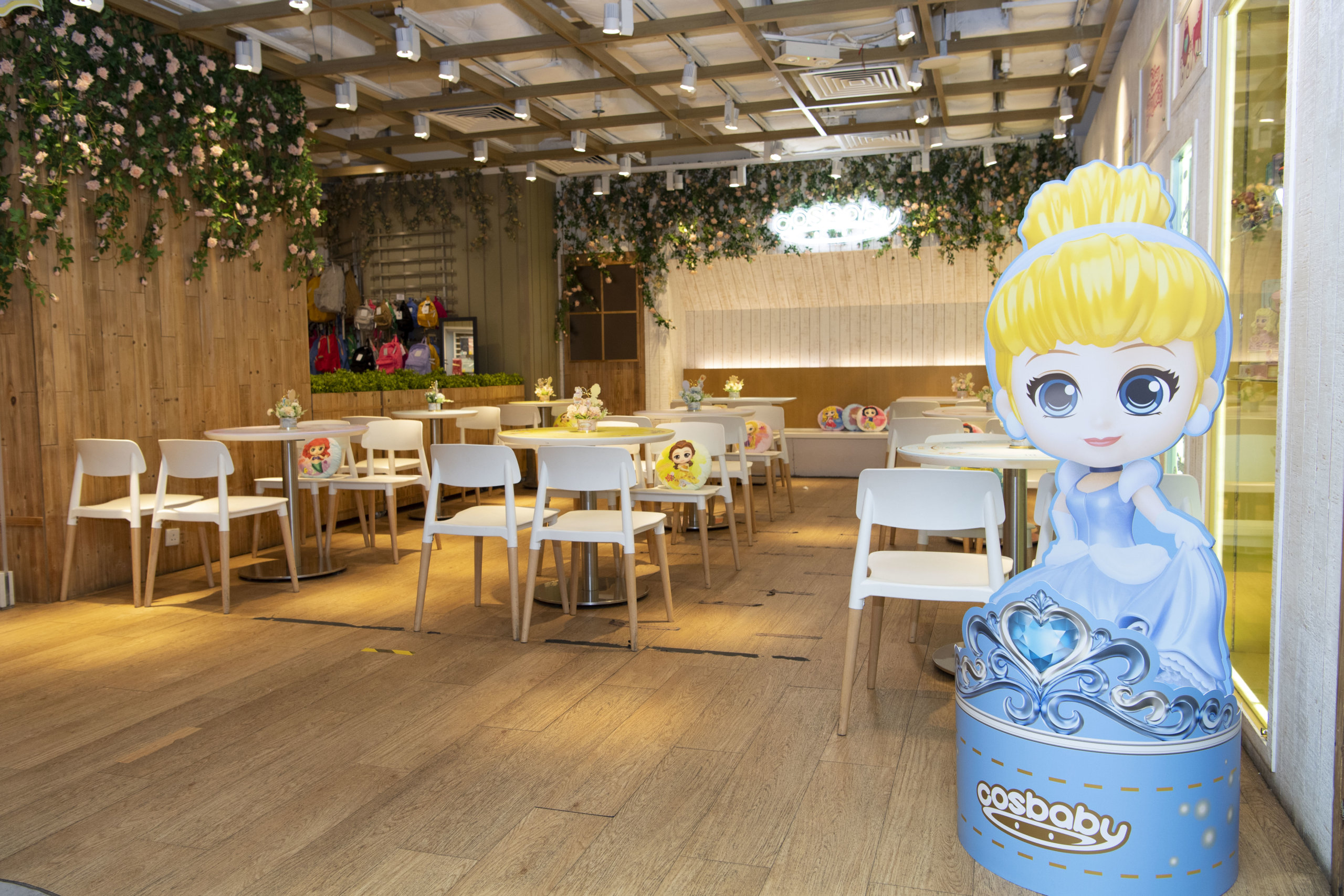 LOG-ON Café設置成「May All Your Dreams Come True」主題餐廳。