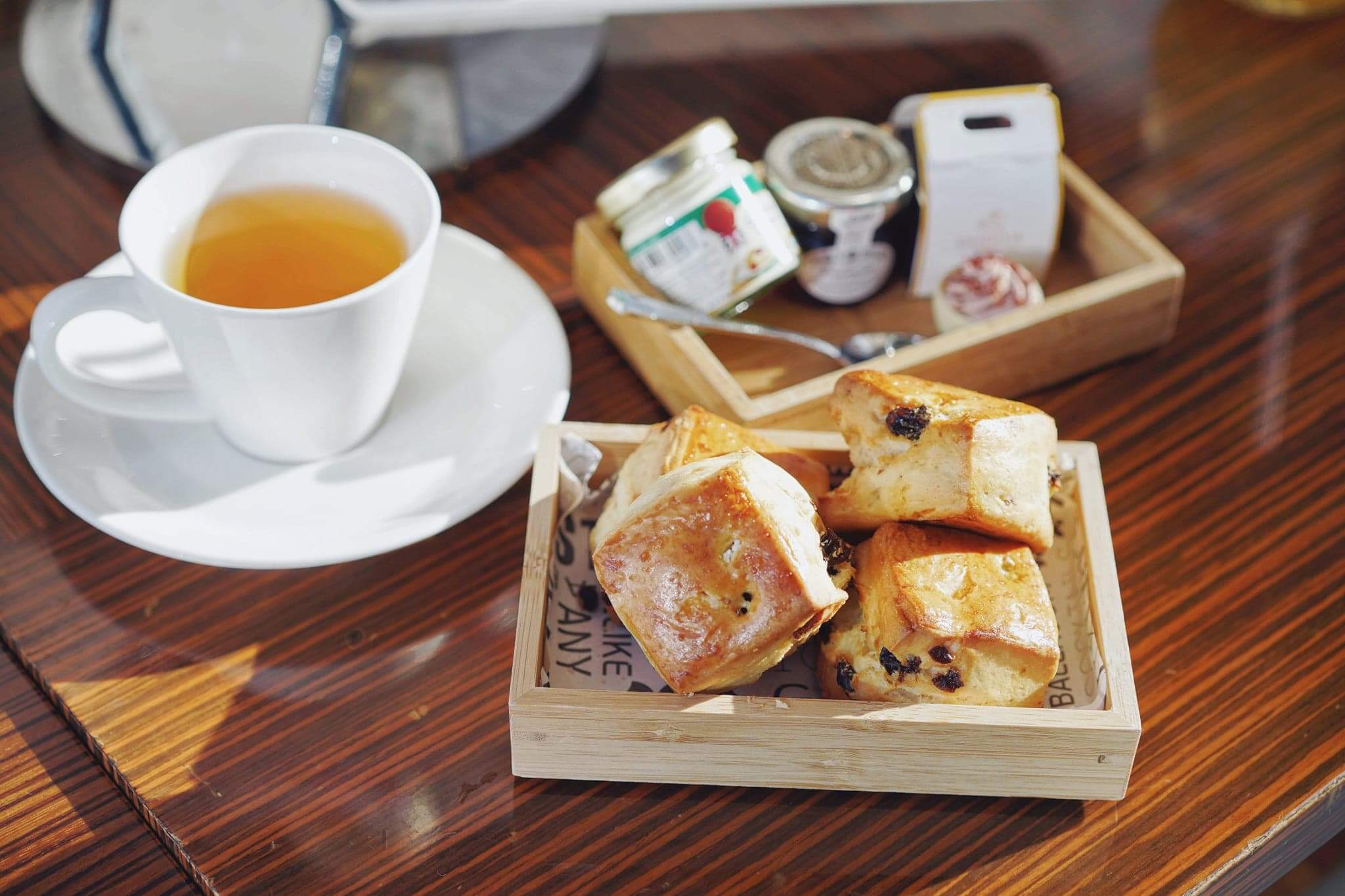 剛焗好的鬆餅，塗奶油及果醬，非常好味！