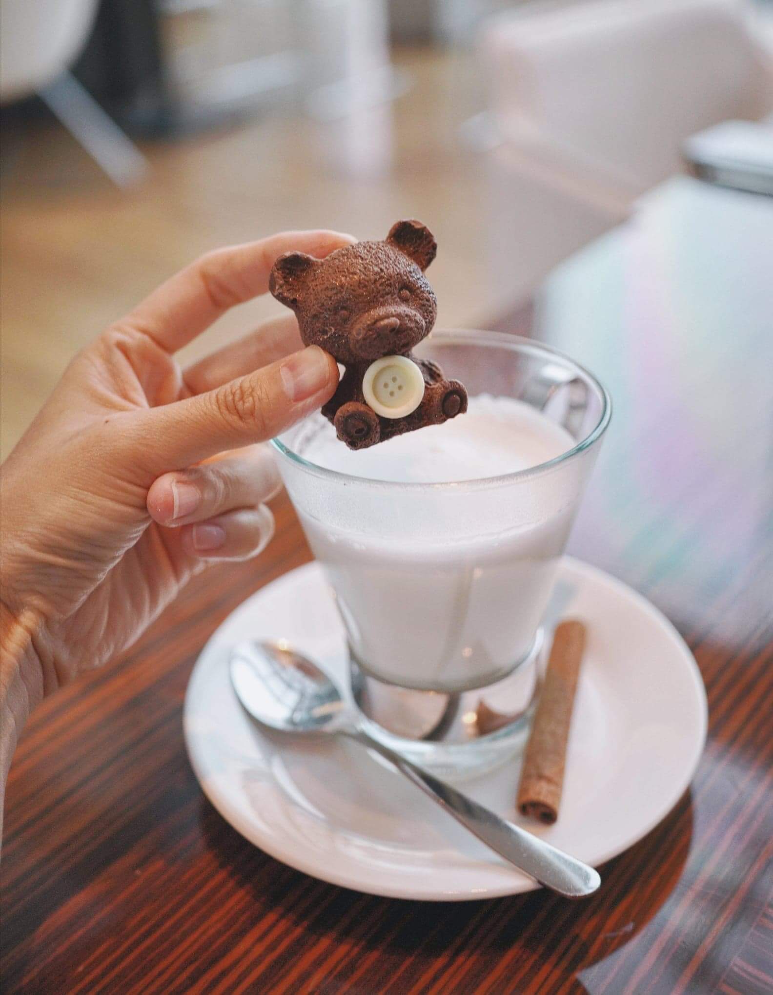 將小態掉進熱牛奶，立即化身一杯特濃熱朱！