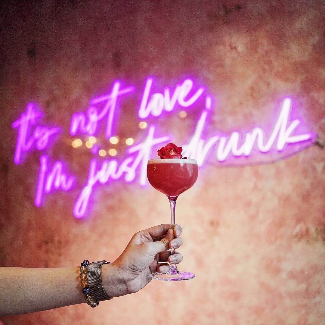 全粉紅的空間裡，品酒打卡，相當適合閏蜜們聚會。