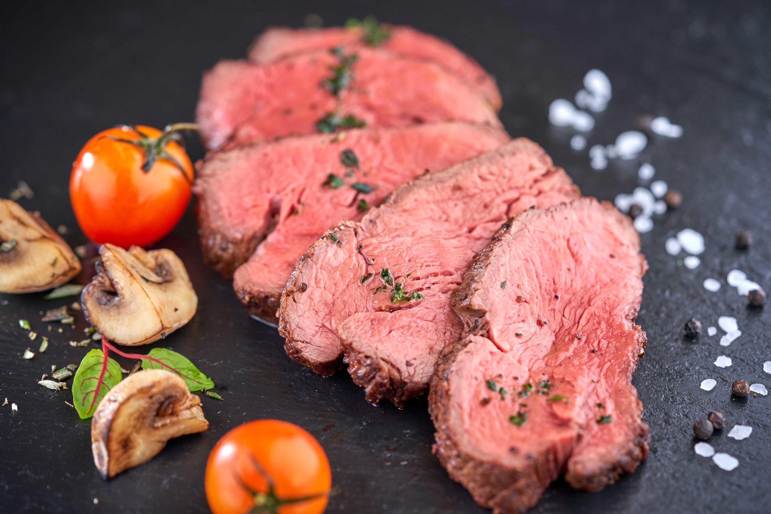 食肉獸必嘗，烤鹿肉扒配迷迭香燒汁！