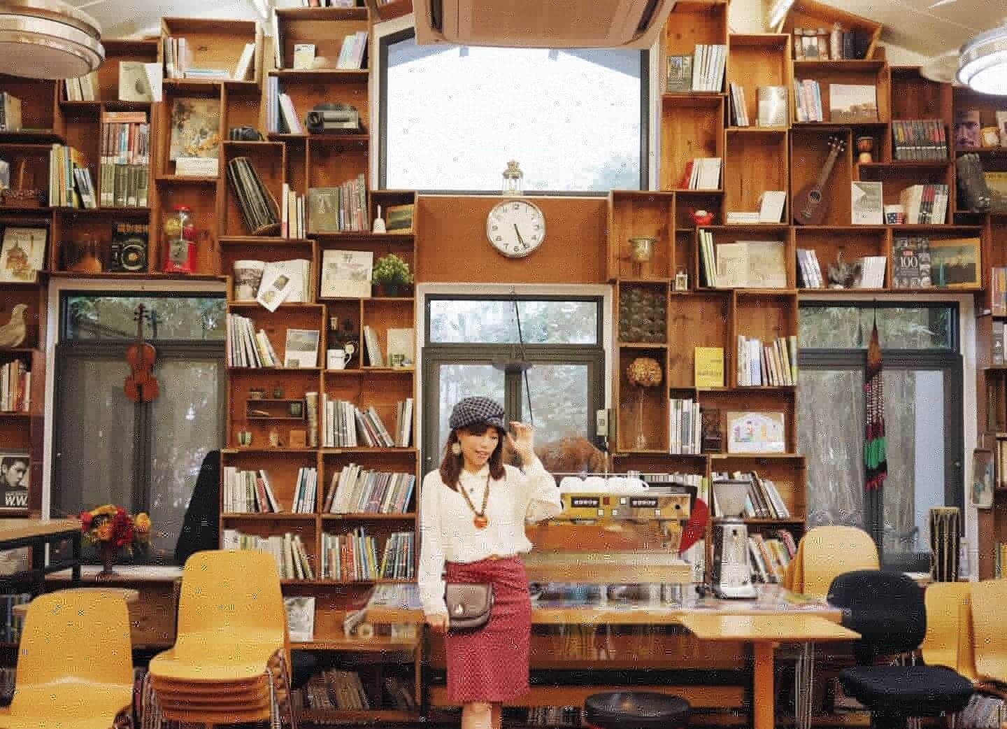 相信不少女生會喜歡在這面書櫃牆打卡!