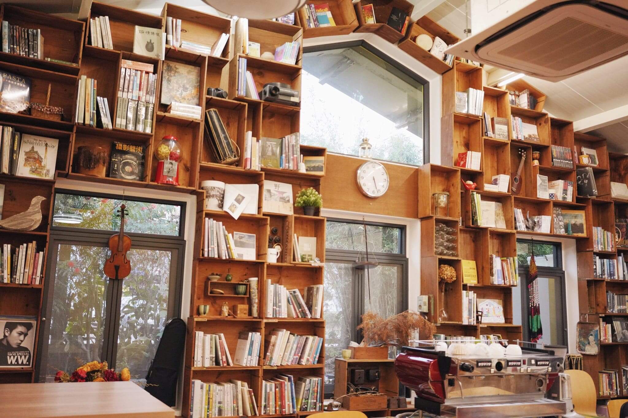 以舊紅酒箱打造的圖書櫃牆,古撲中帶有童話氣息!