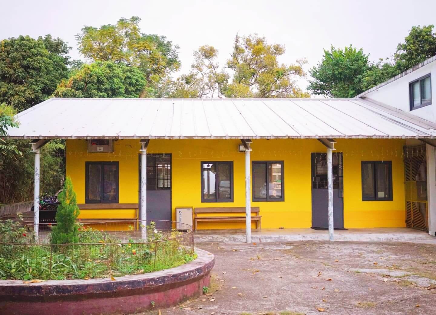 圖書館小屋外圍,則塗上黃色油漆,與懷舊的牆戶及木門形成鮮明對比!