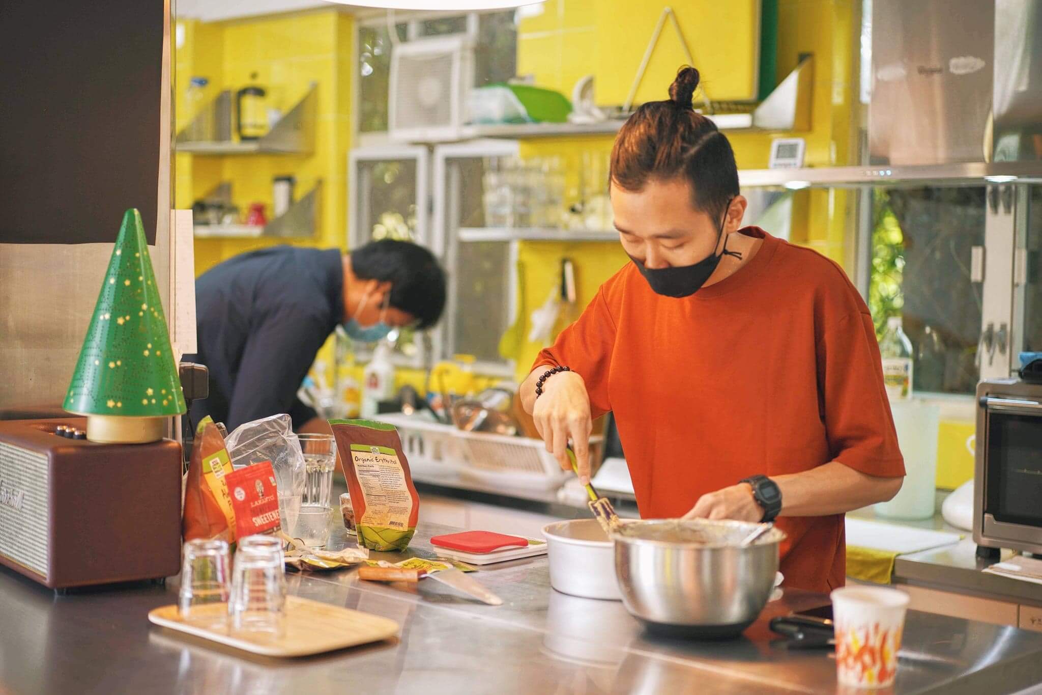 正在當實習Cafe店長的青年咖啡師。