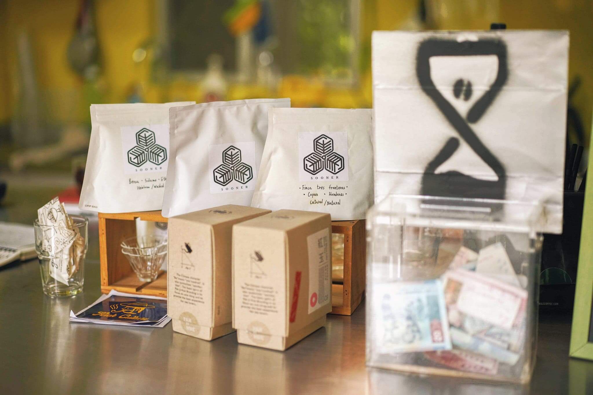 Cafe採用「自由定價」形式,中間設有錢箱,隨心付款。