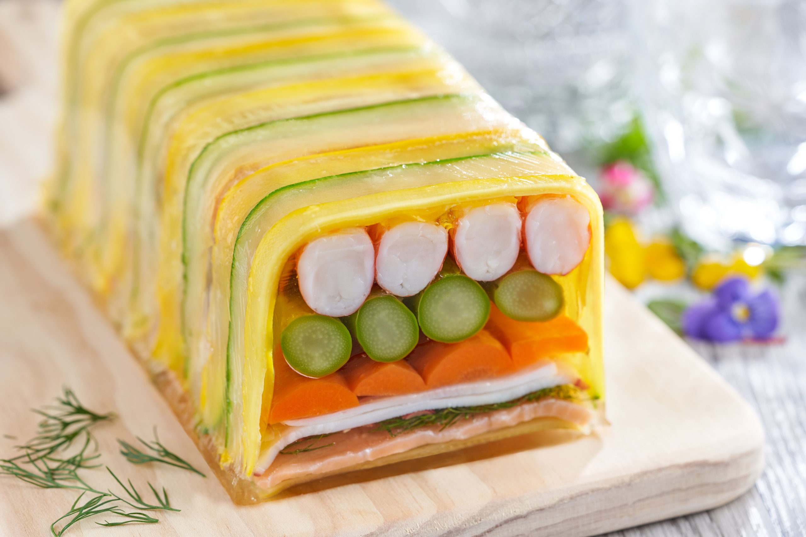 前菜海鮮批有由蝦肉、八爪魚肉、煙三文魚及多種蔬果疊成，非常醒胃。