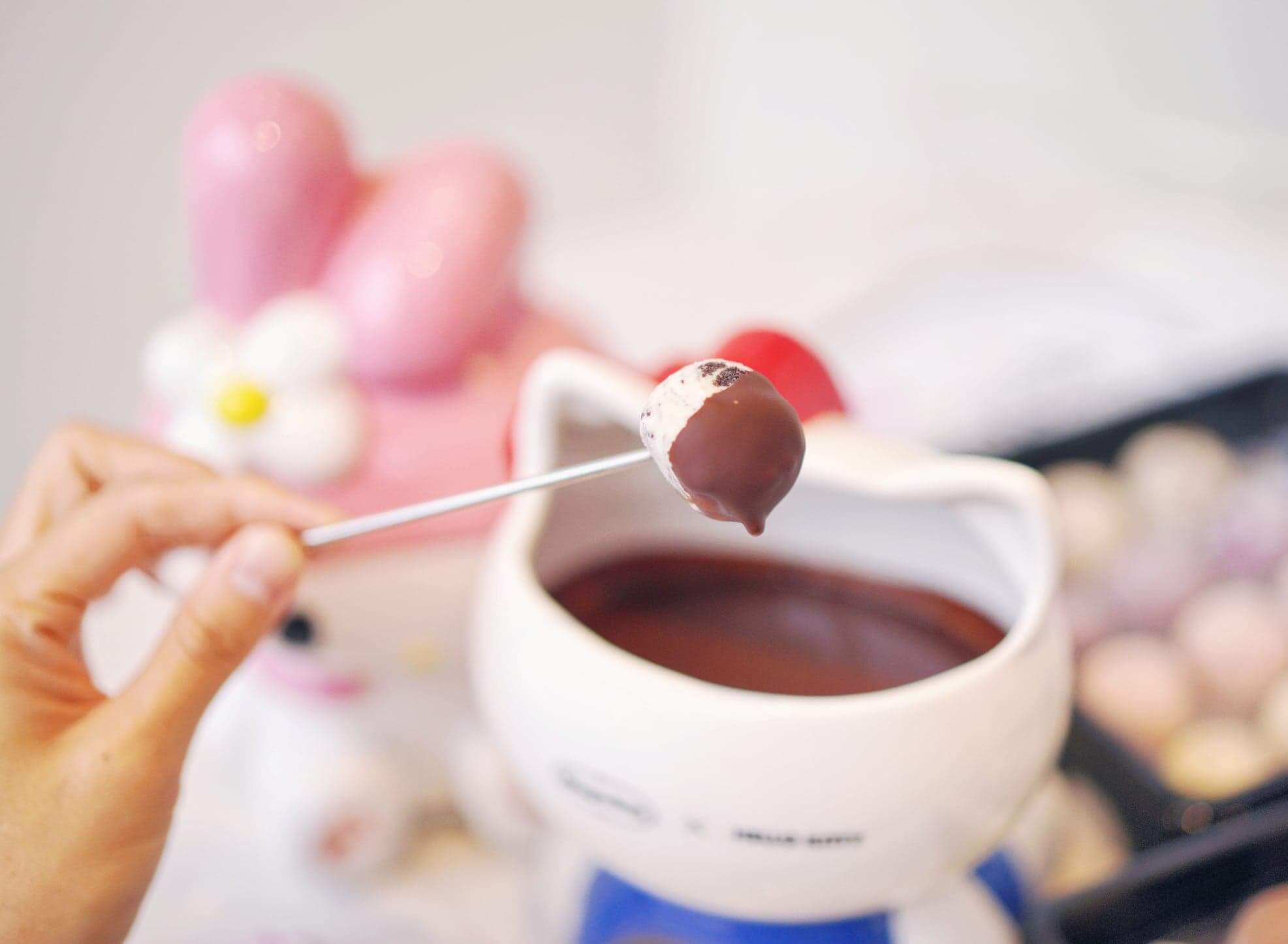 當雪糕點上朱古力，立即形成朱古力殼，吃上口外脆內香，非常治癒。