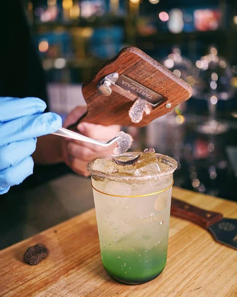 用即刨松露製成茶飲,令人耳目一新!