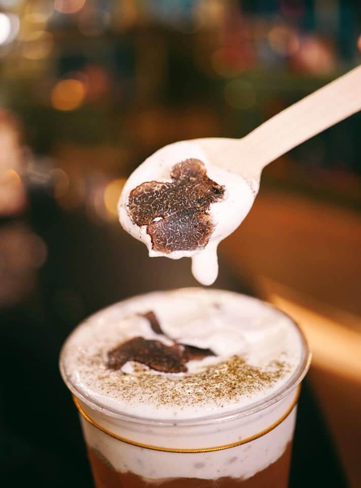 即刨松露片、松露粉,加上奶蓋,啖啖松露幽香,令人難忘。