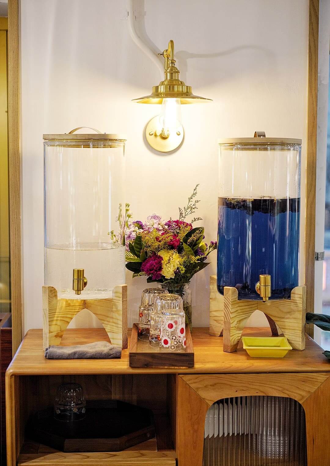 除了清水,還可任斟蝶豆花水!