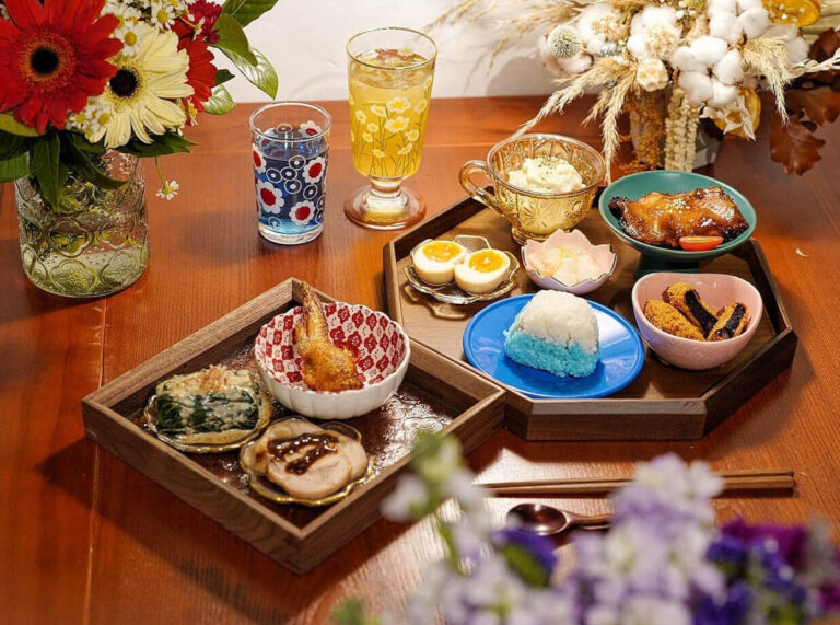 一般家庭裡用的餐具也不一致，老闆指他們為「婆婆」與「家」的概念，套餐所用的餐具也盡量多款式。