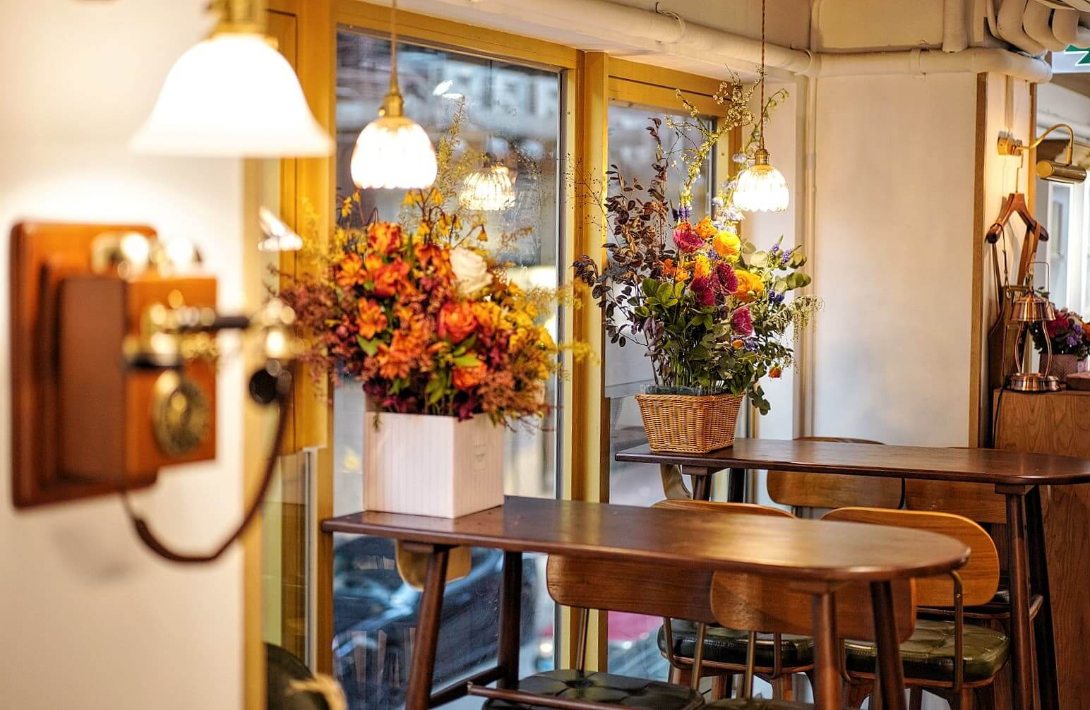 小店另一邊,高架枱都好有味道。