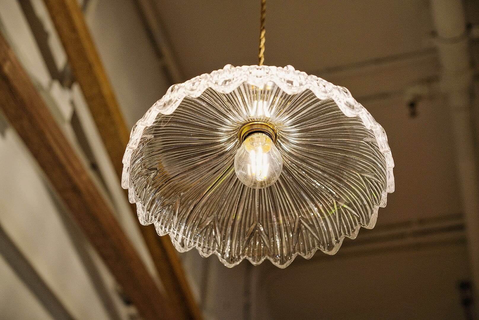 昭和時代好流行玻璃吊燈。