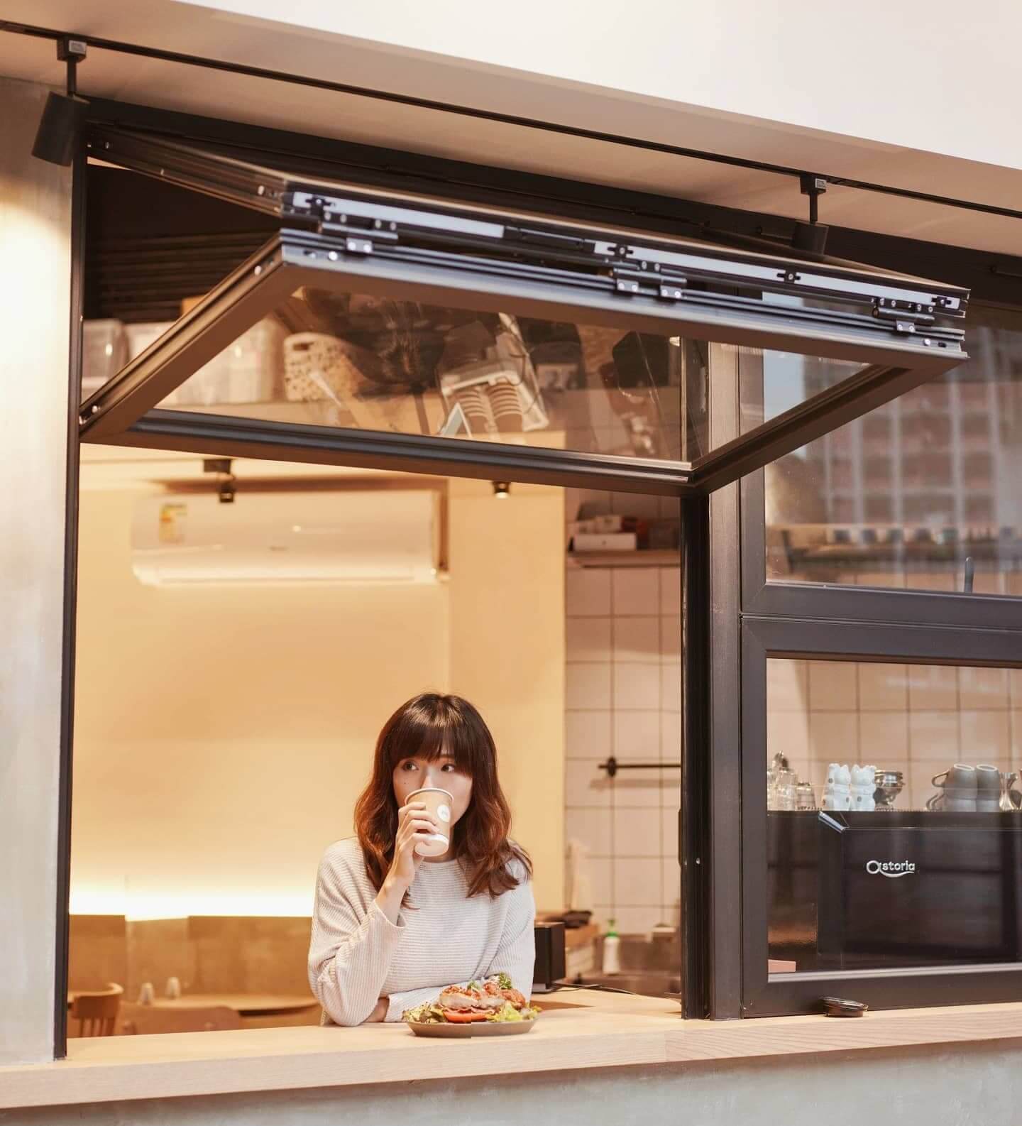褶疊大窗是Cafe最亮眼的打卡位。
