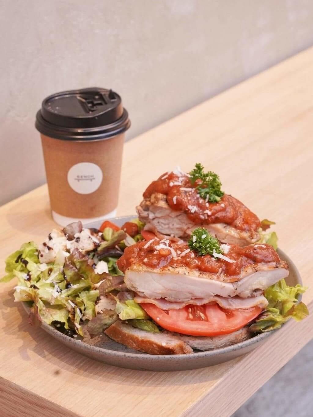 除了一般啡茶,Café亦提供三文治及甜品等輕食。