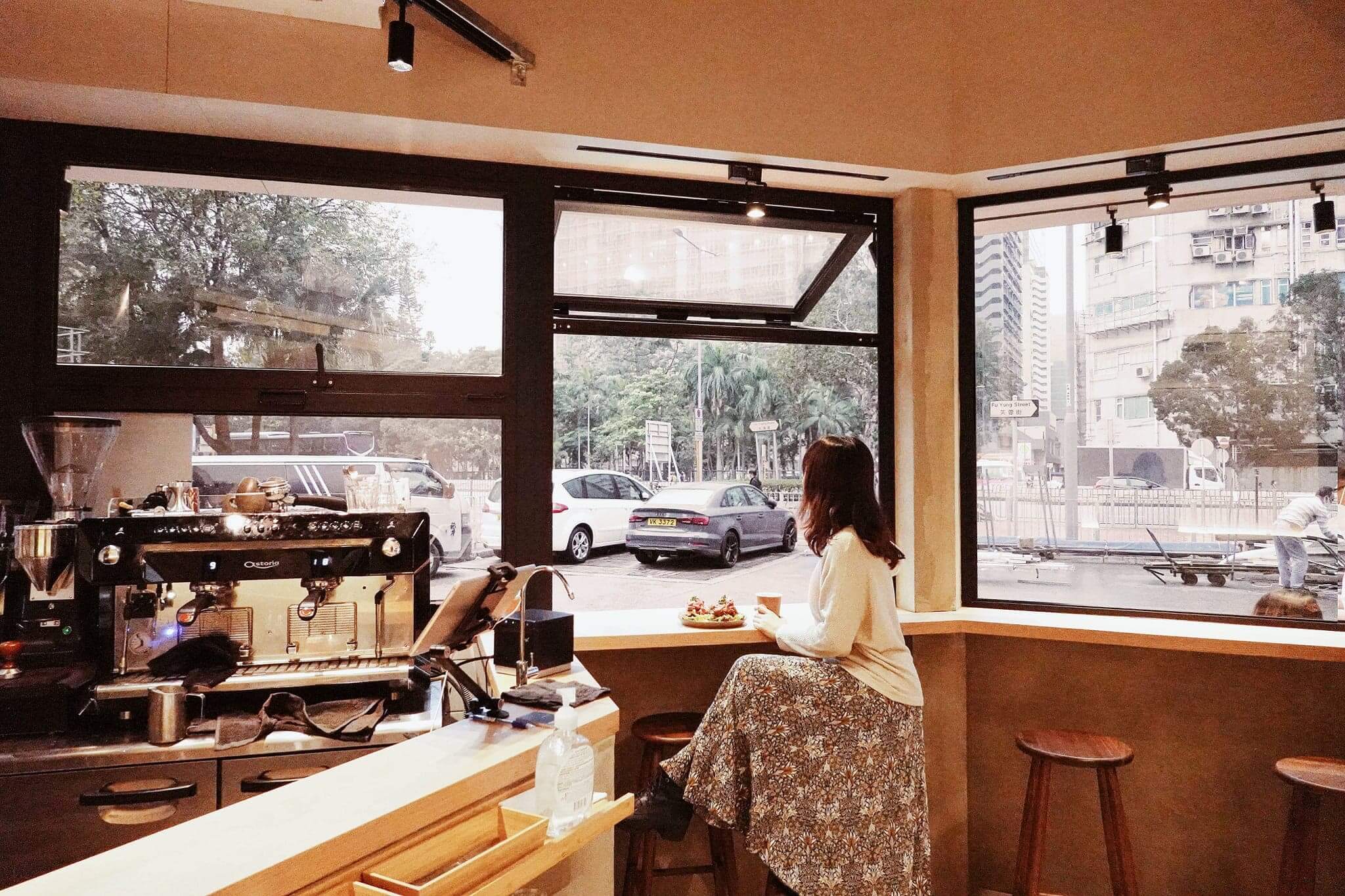 鑽石形格局,中間為一排大窗,採光度十足。