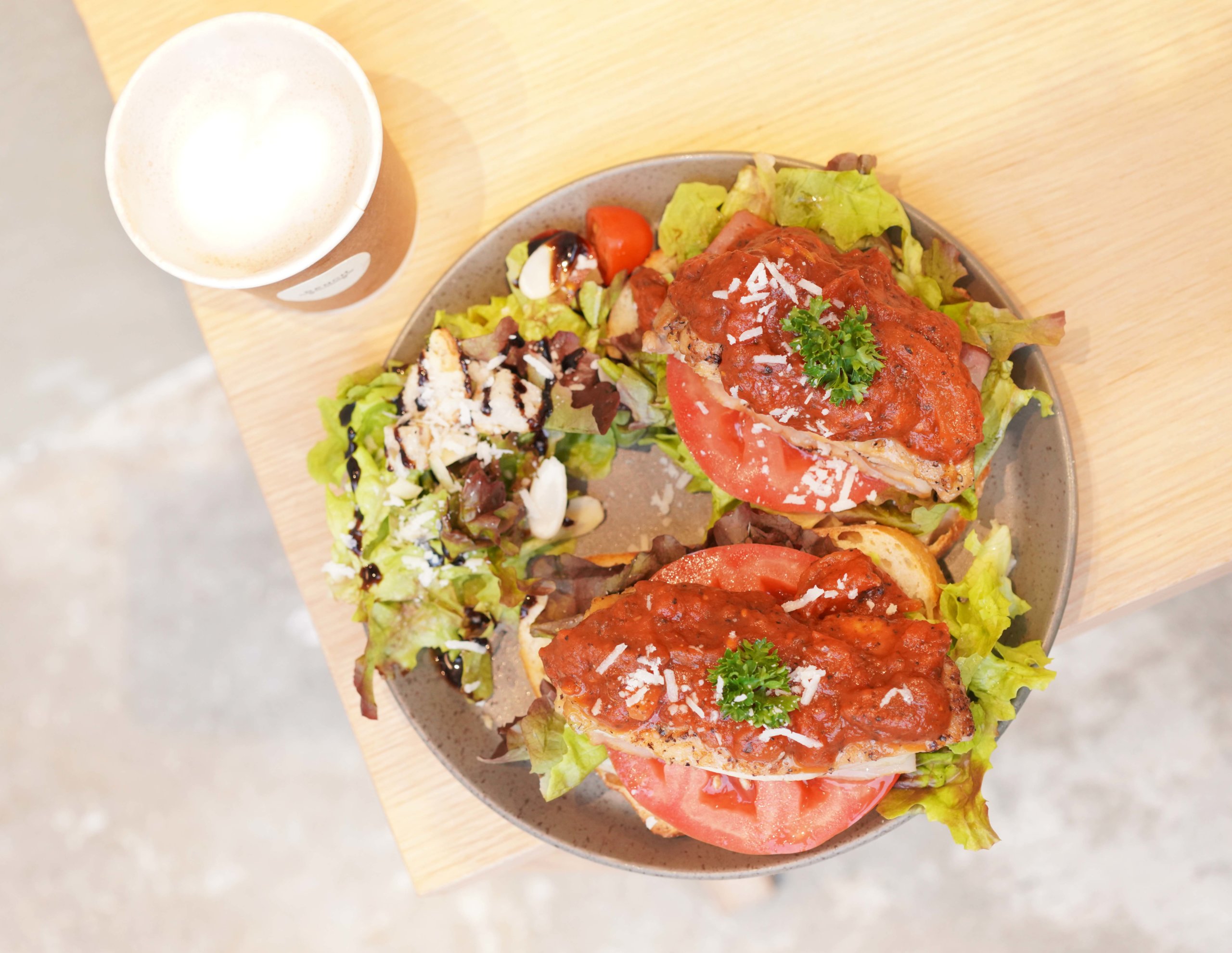 酸種三文治非常大份,CP值頗高。