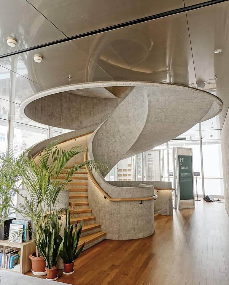 Cafe對出,即是大館出名嘅旋轉打卡樓梯。