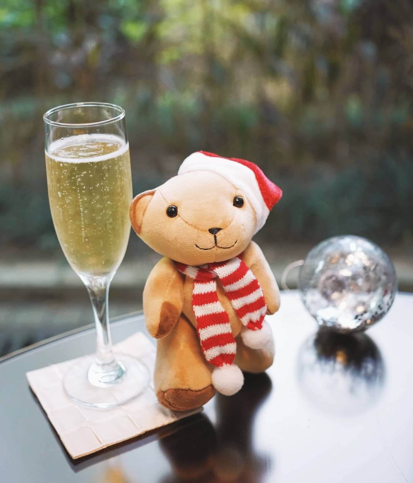 另加HK$120,可以我到法國Perrier-Jouët 香檳1杯及限量聖誕小熊公仔1隻。