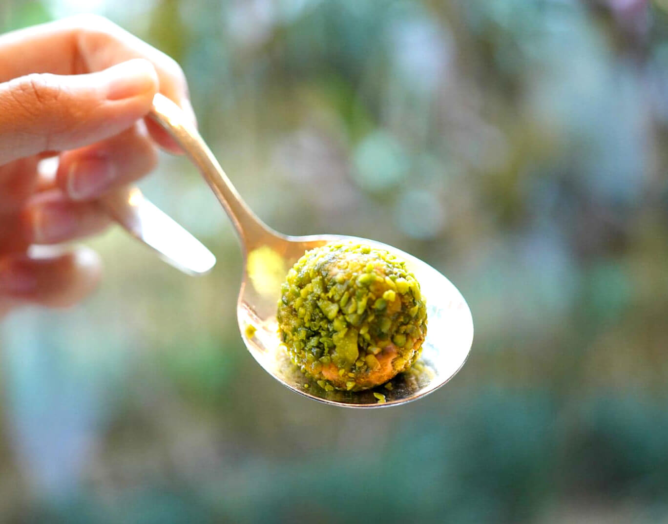 鴨肝醬球亦好高質!鴨肝軟糯香鹹,外層嘅開心果碎增添口感,配茶食一流!