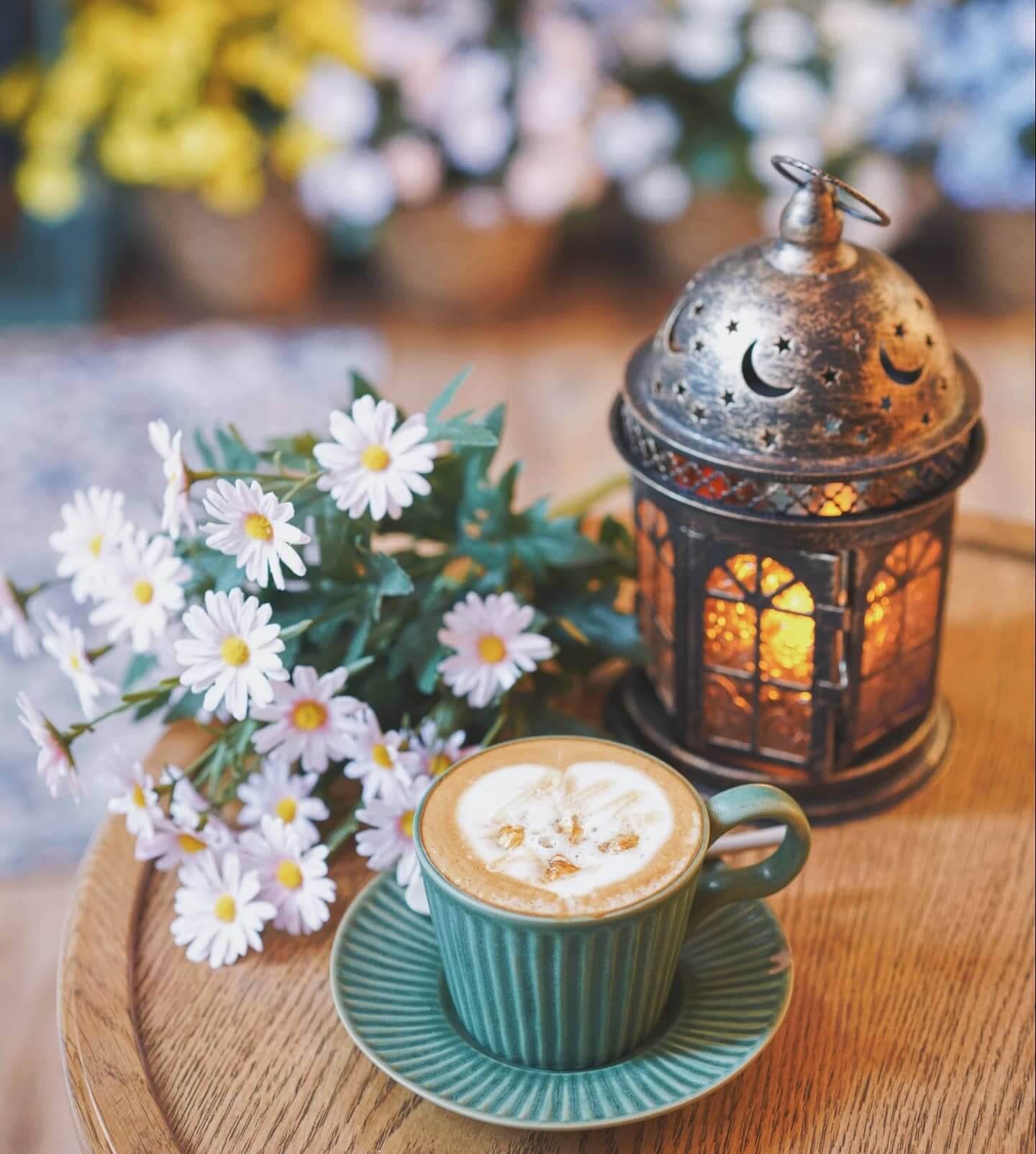 不愛太濃重咖啡的人，可以選擇 Caramel Caffe Latte。