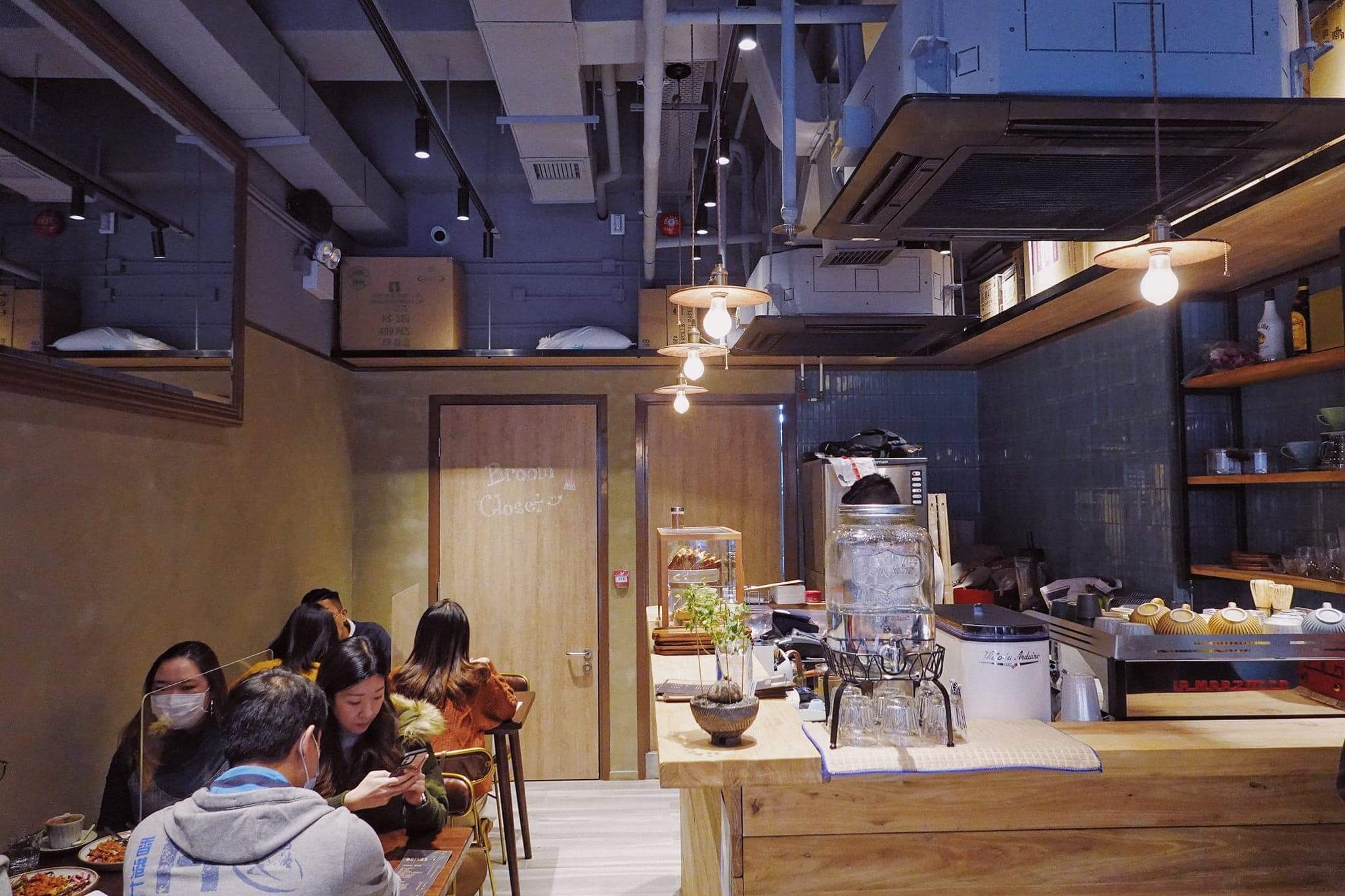 餐廳裝修洋溢英倫工業氣息。