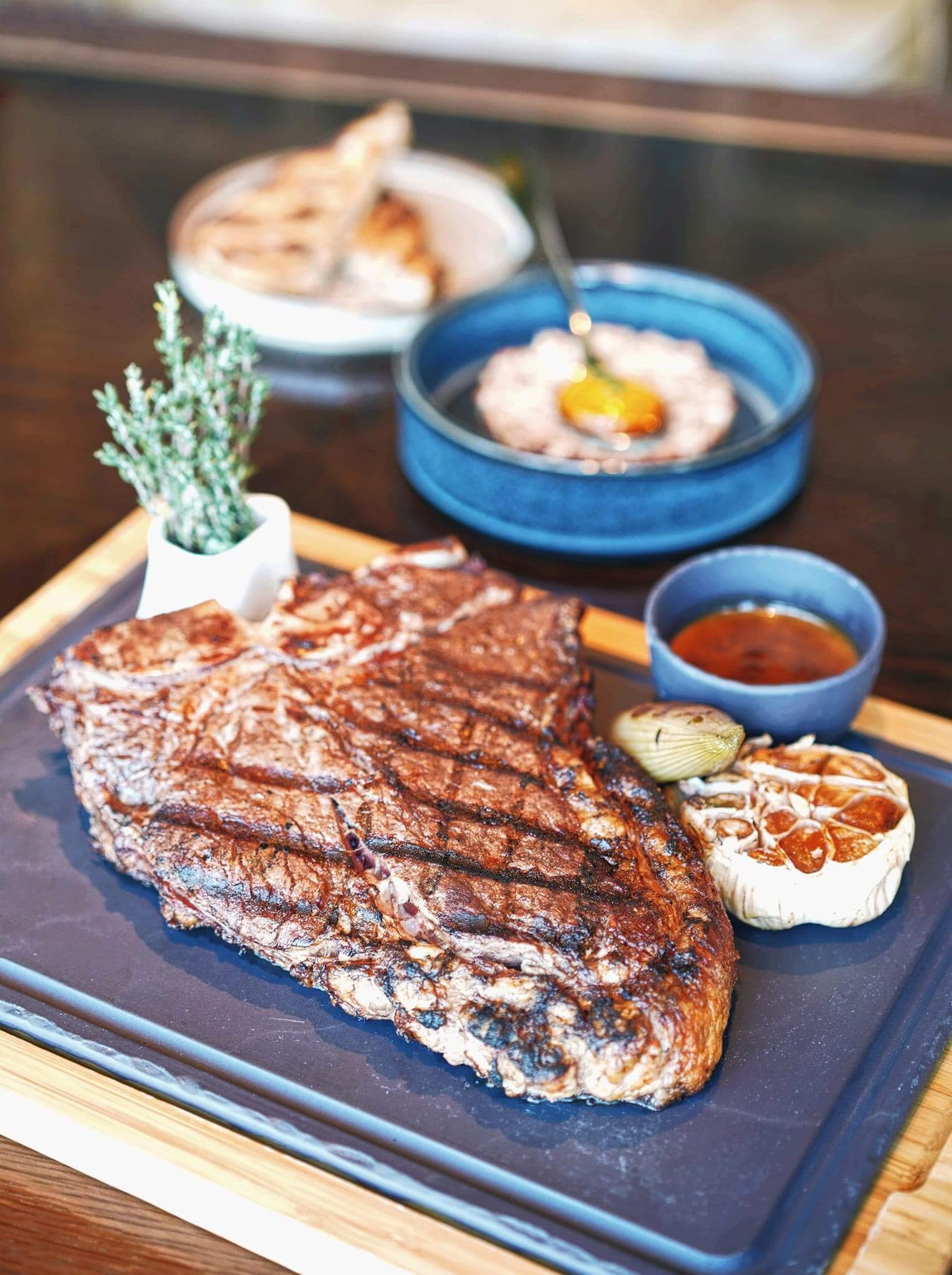 餐廳嘅牛扒經過30日乾性熟成,份外嫩口香濃。