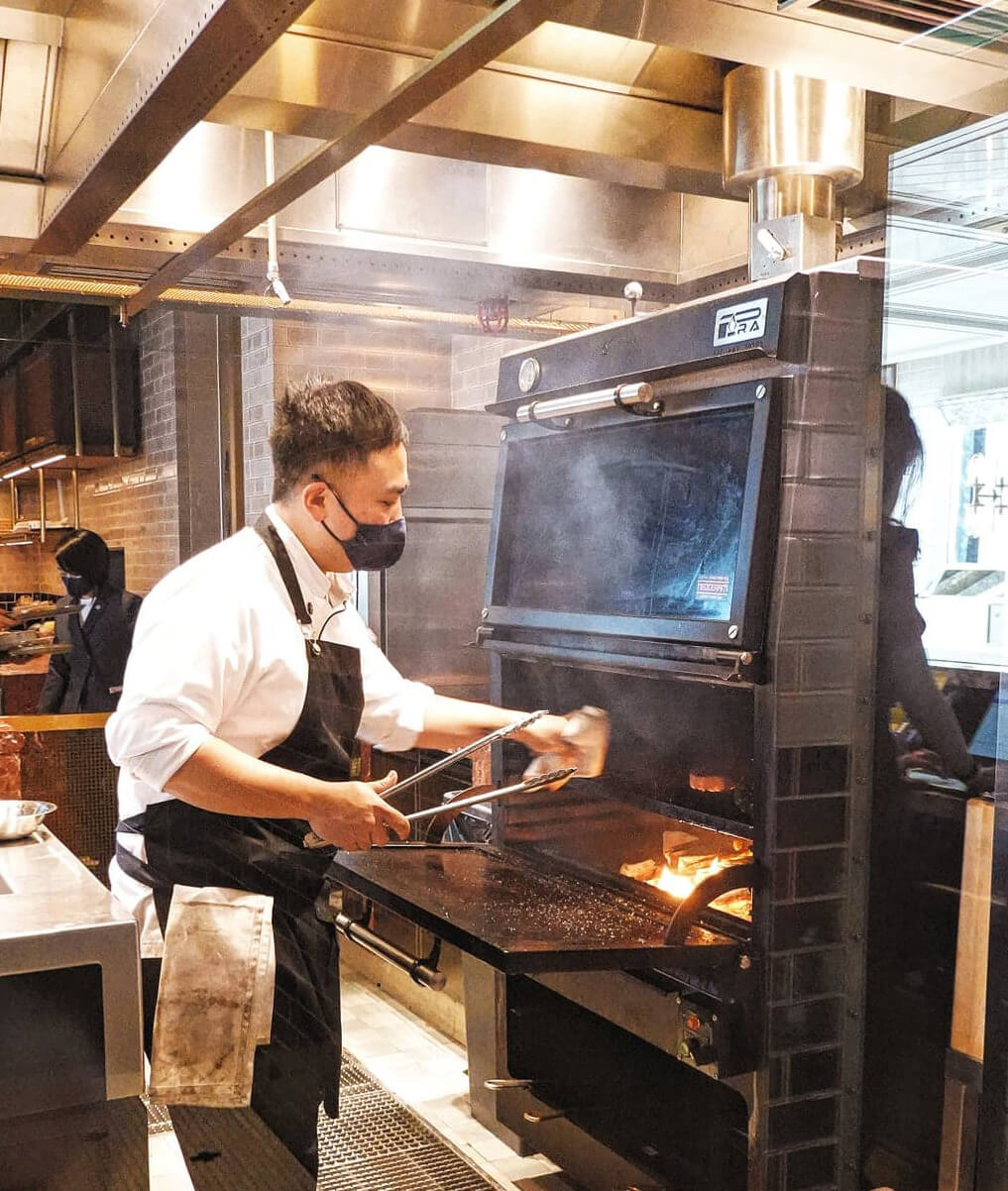 西班牙炭火燒烤,令肉自帶煙燻味,用嚟烤肉嘅木材都好講究,會令肉呈現唔同風味。