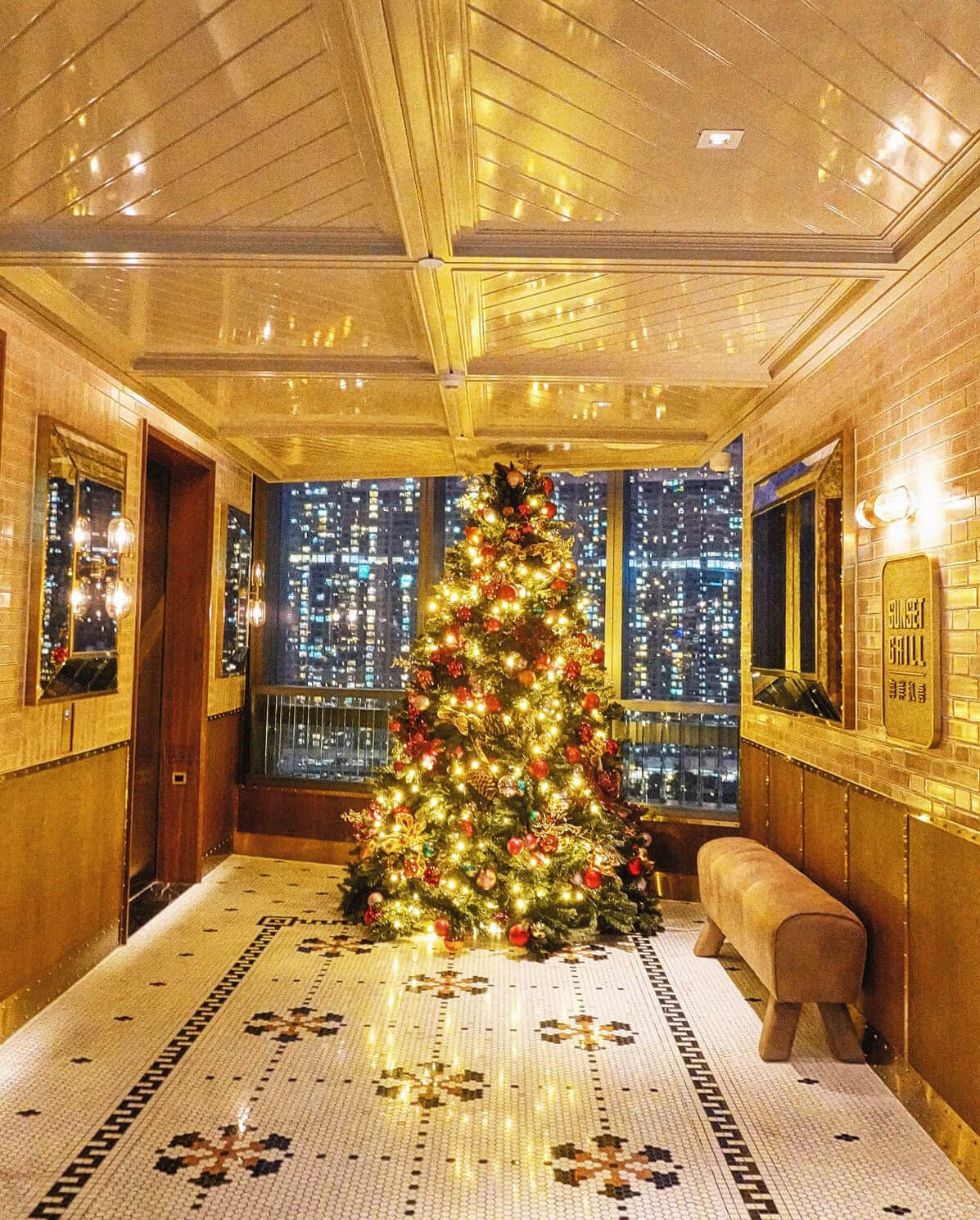 餐廳在12月1日開幕,現時已換上聖誕裝飾。