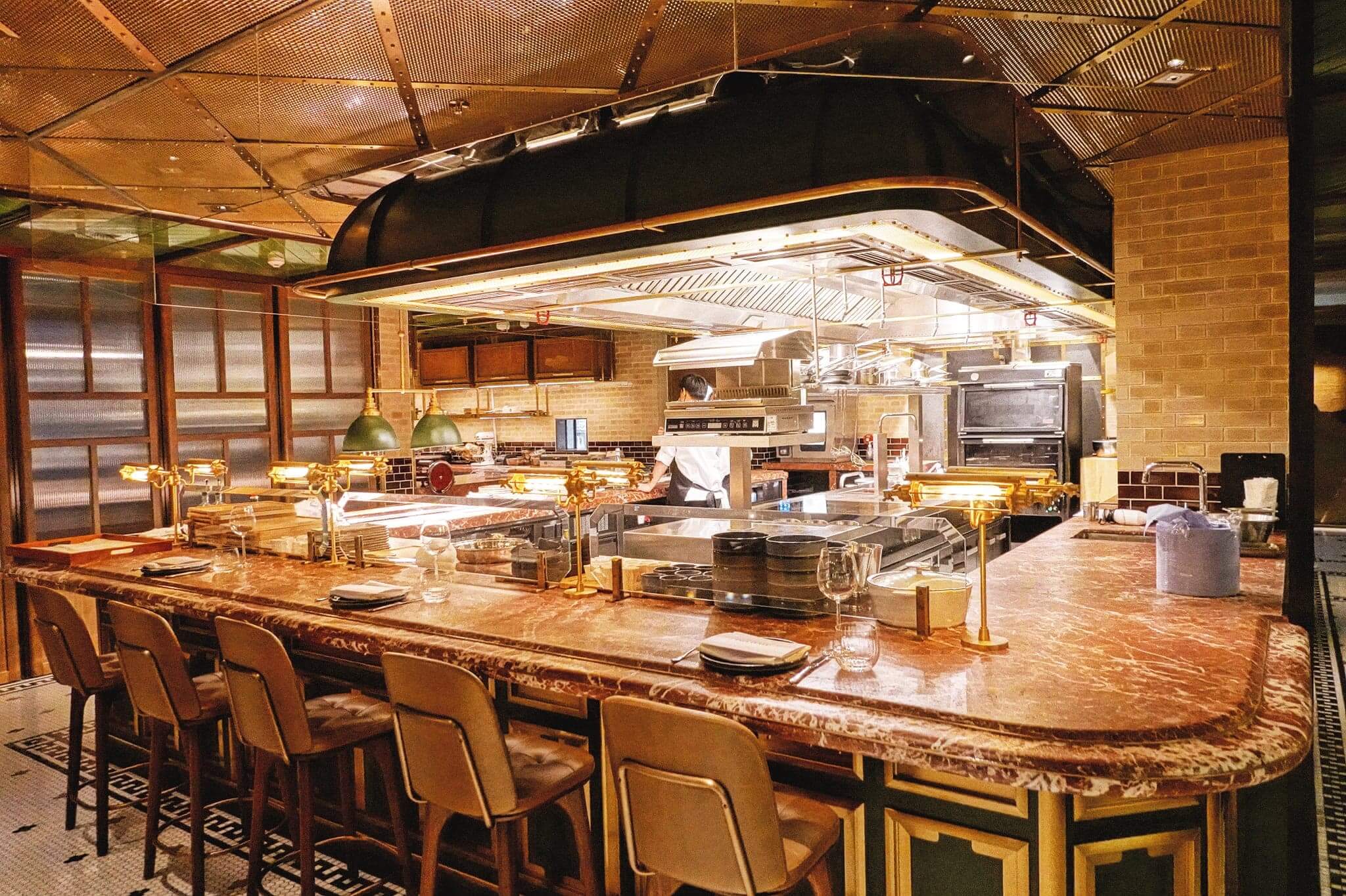 Sunset Grill裝修充滿懷舊氣息,部分座位貼近廚房,可以令客人即時嘗鮮!