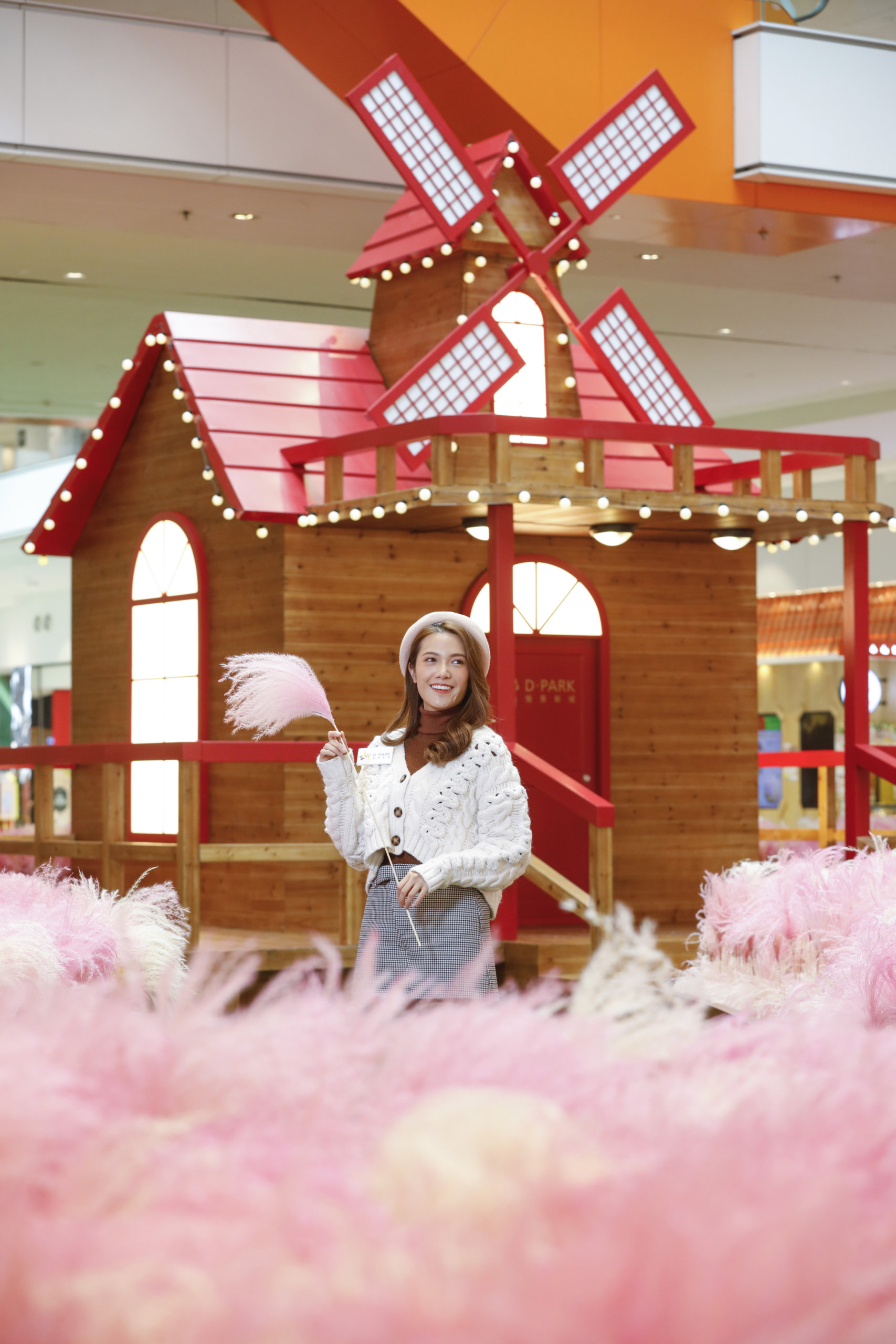 南投縣常見的歐式風車小木屋,亦搬到了「粉紅芒草園」!