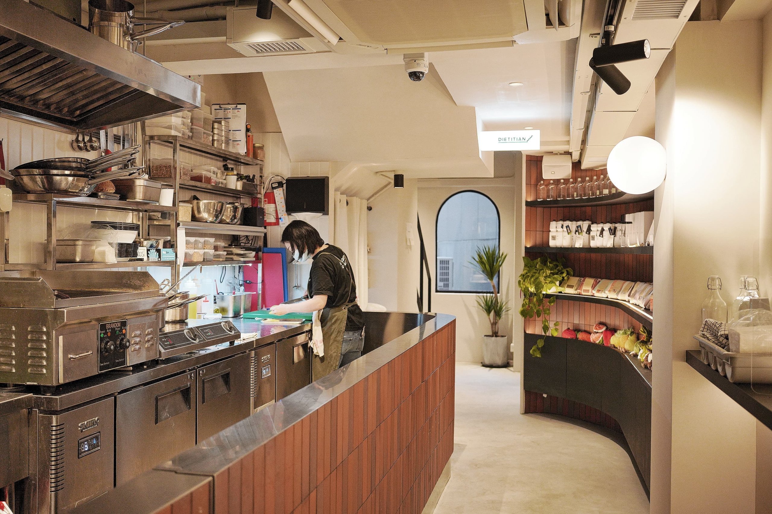 白拱形門、各式觀葉植物、磚牆、孤形置物架,以及隱藏喺白牆嘅motto,每個細節都非常用心。