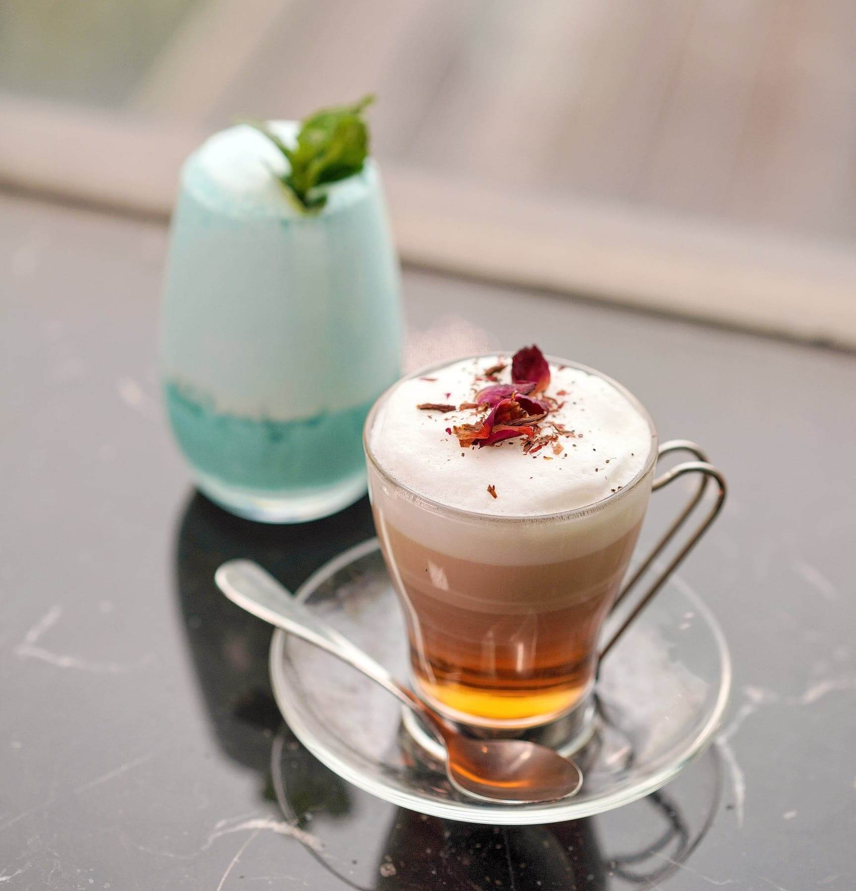 兩款特飲,左:Ocean Blue;右:White Tea Latte。