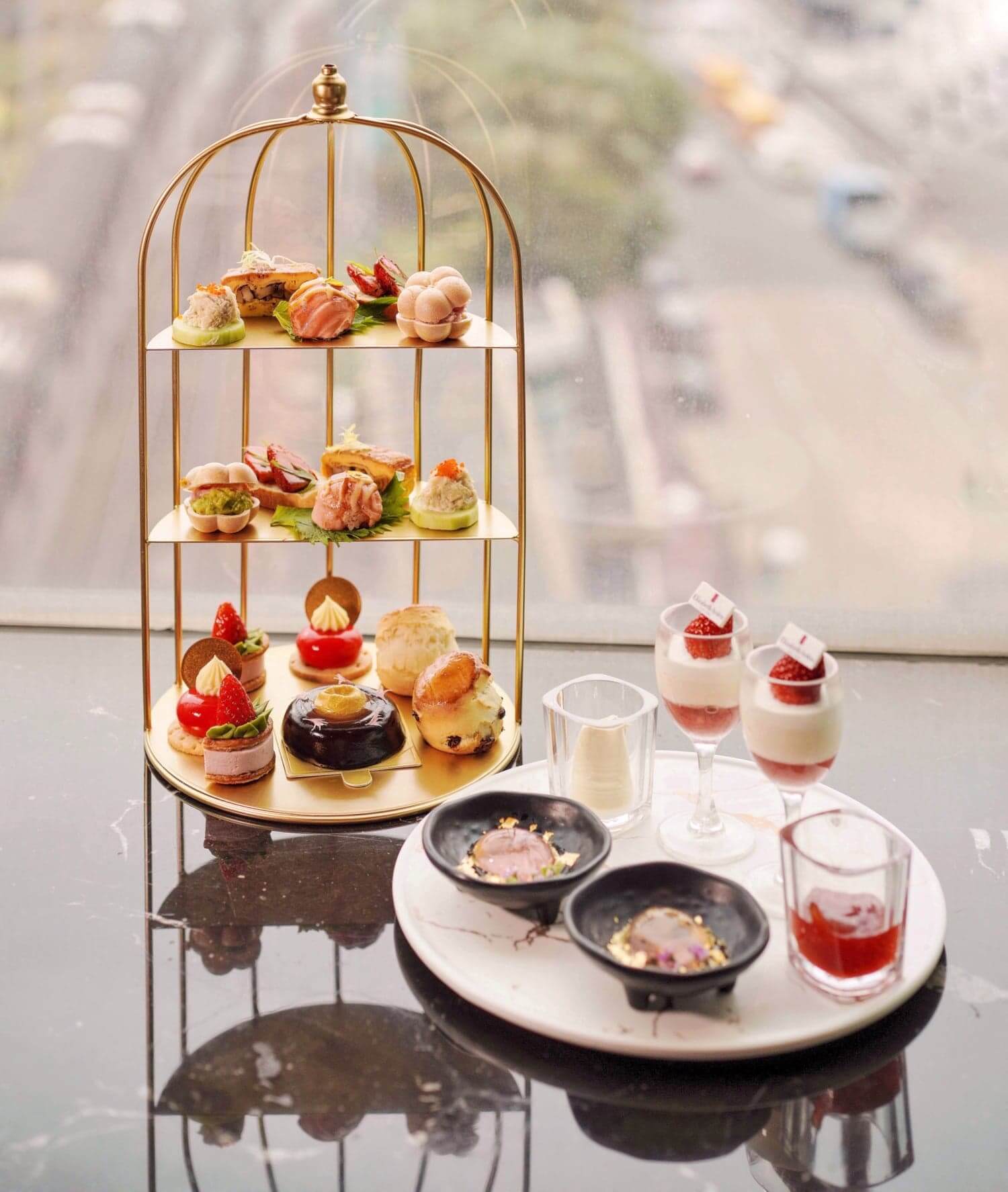 水漾春日下午茶以護膚品牌Elizabeth Arden嘅產品為靈感打造,加上當造嘅草莓,充分滿足品嘗美食及影相打卡雙重慾望!