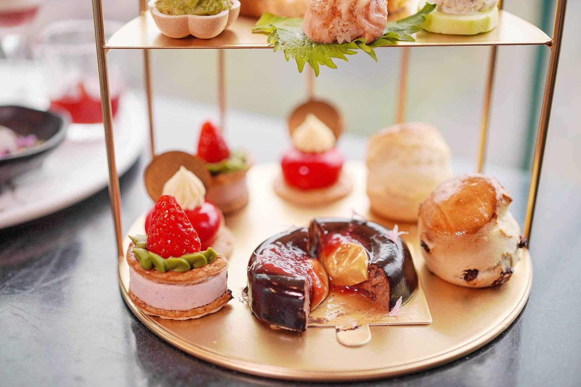 草莓漿由慕絲蛋糕中流出,令人食指大動!