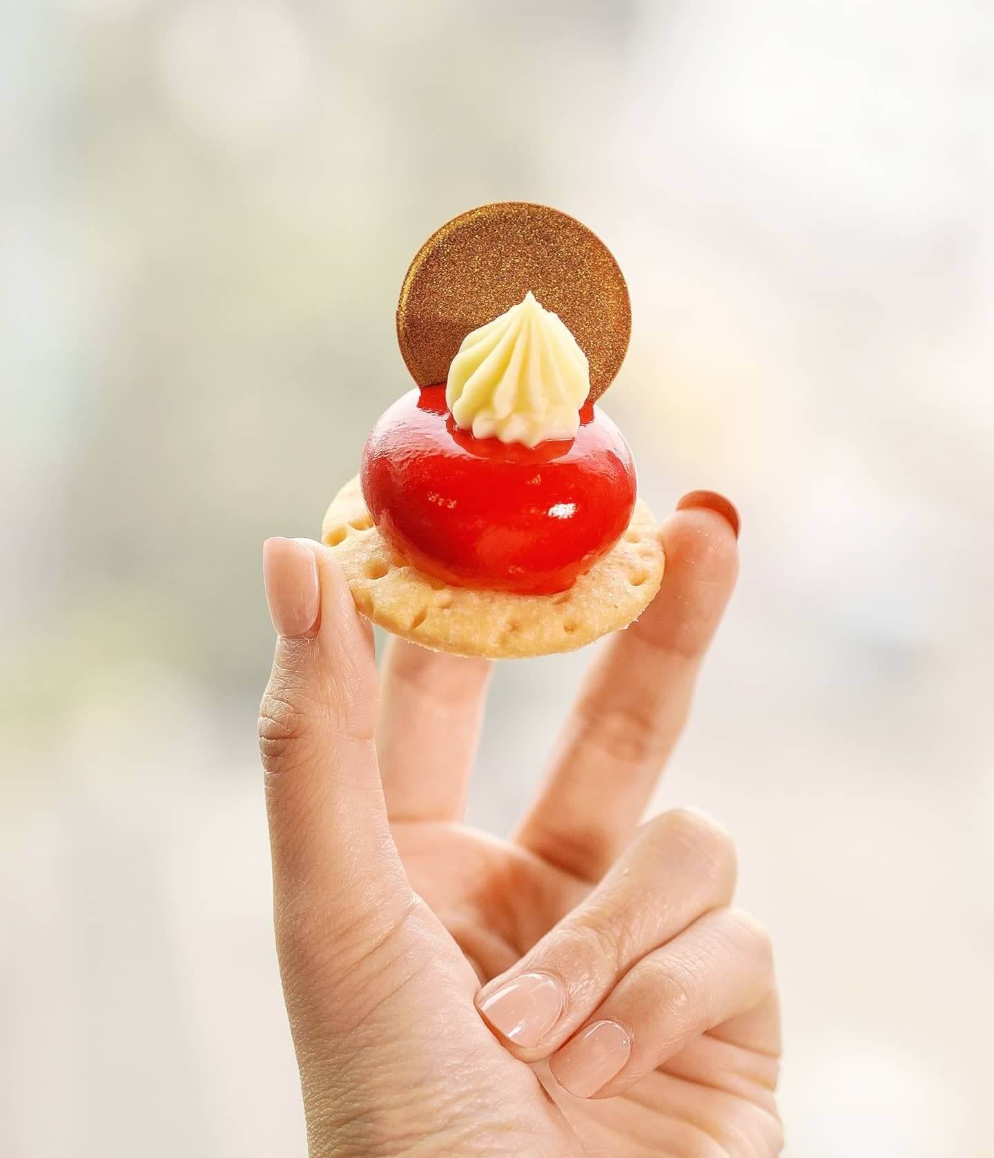 草莓白朱古力慕絲蛋糕。