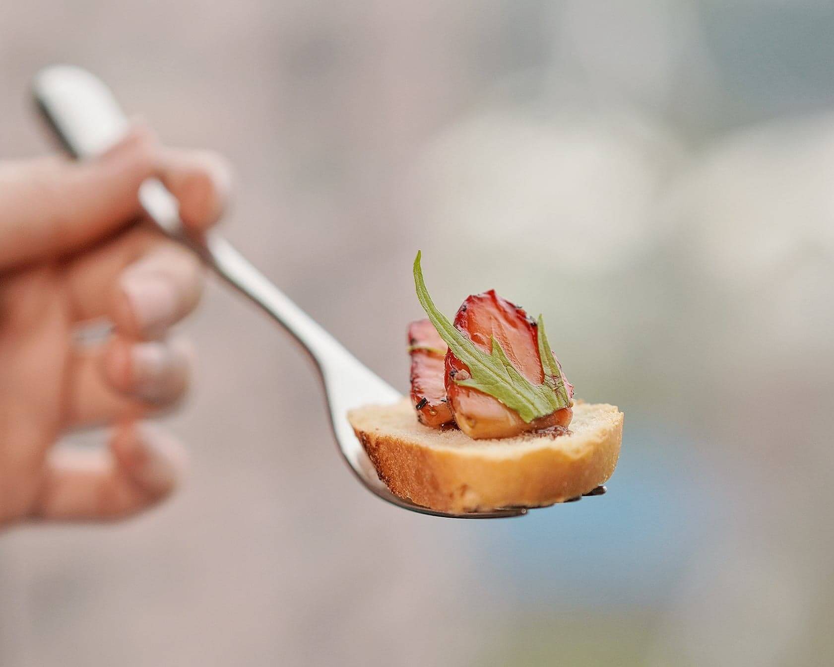 赤酢草莓多士。