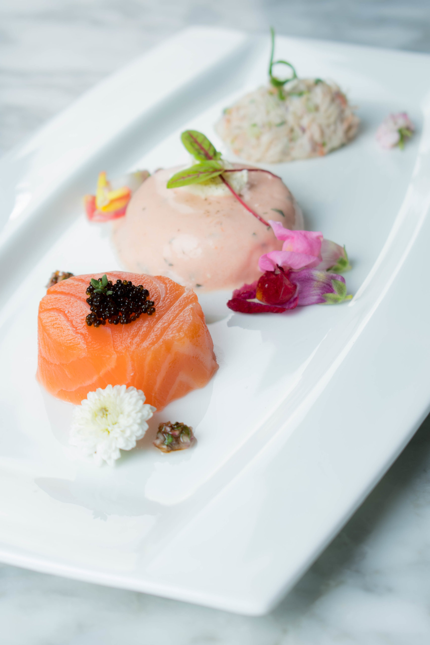 「海陸之戀」採用肥美的挪威鮭魚片,伴以清爽綿密的蕃茄羅勒慕斯,以及鮮味濃郁的阿拉斯加蟹肉,造就了一場鮮甜的味覺配搭。