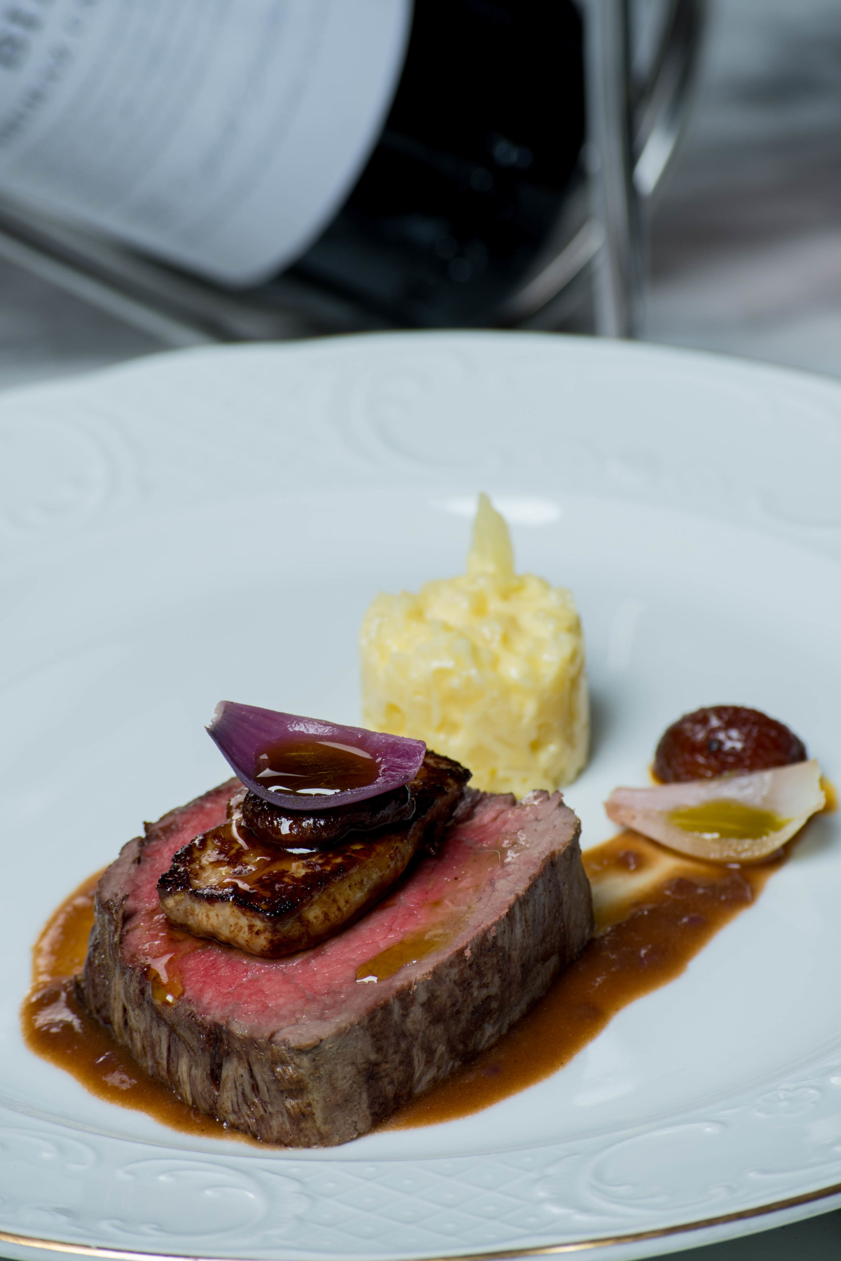 「與法國大文豪的浪漫旅程」採用菲力牛排,入口即化,配以勃根地紅酒濃汁,恍如置身法國中部的浪漫葡萄園之中。