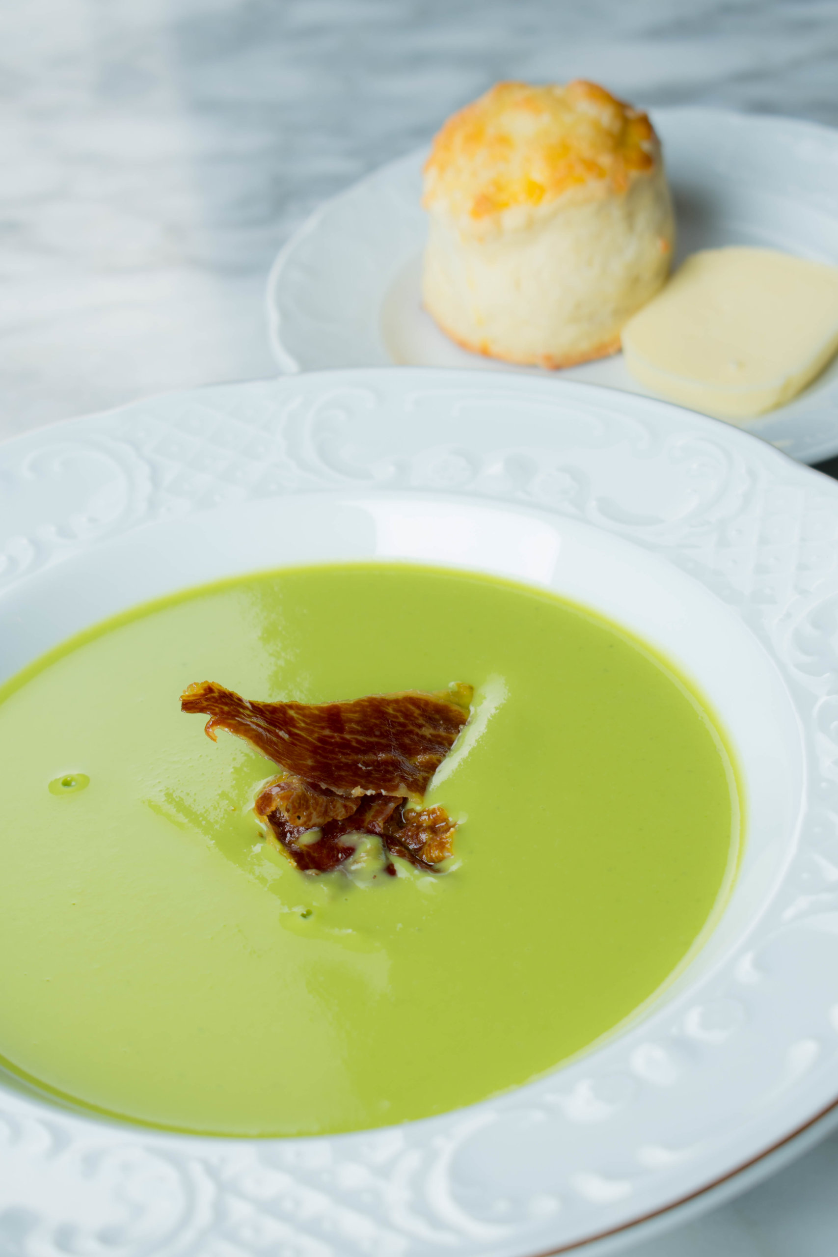 「綠義漫遊 遠眺英倫」以醇香酥脆的伊比利黑毛豬火腿帶出翠綠青豆濃湯的清新, 配以英國傳統司康鬆餅,各款口感交錯出不同的層次。